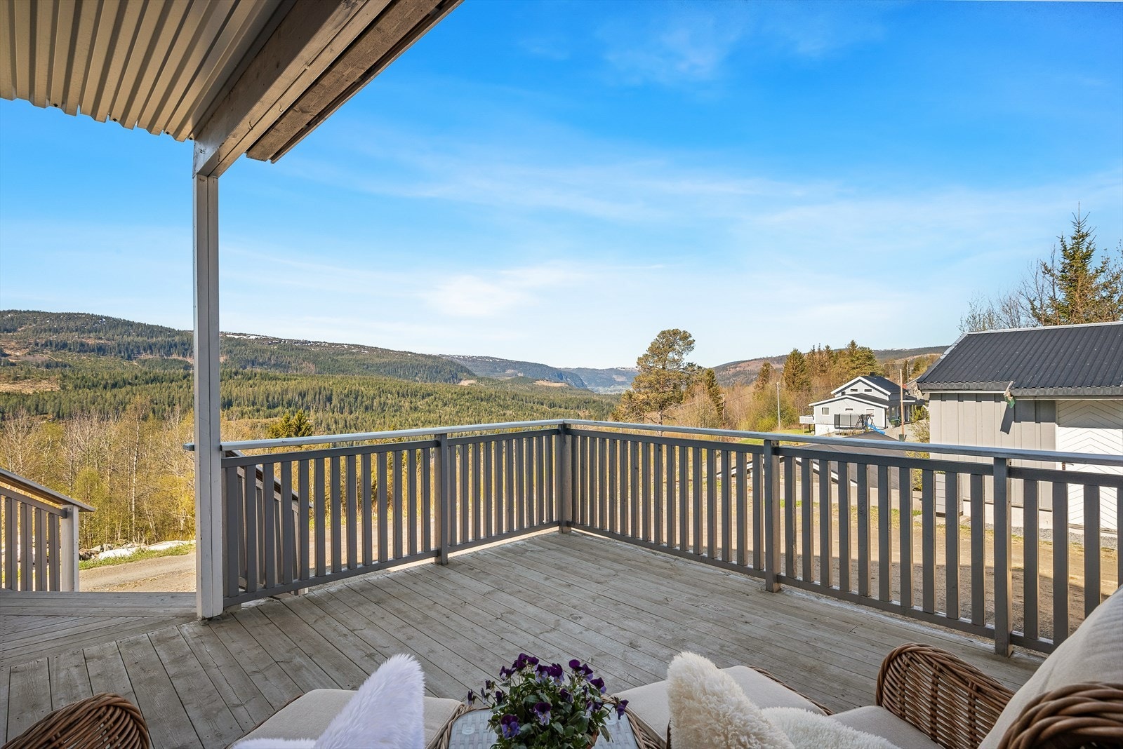 Nydelig utsikt kan nytes lunt og usjenert på en terrasse med flott utsikt. Galleribilde