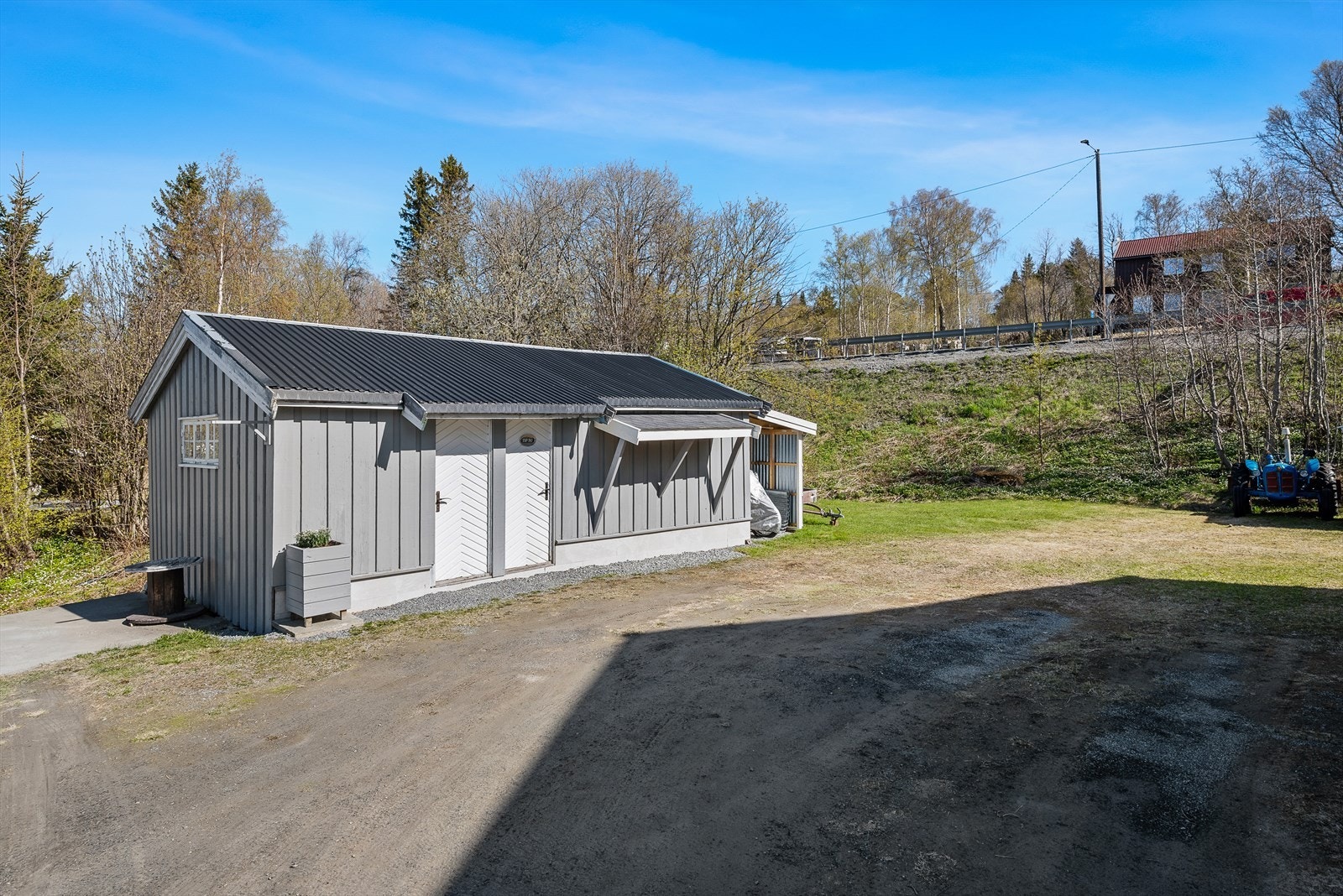 Ved gårdsplassen er det et frittliggende, vesentlig oppusset uthus på ca. 33 kvm med to lagringsboder. Galleribilde