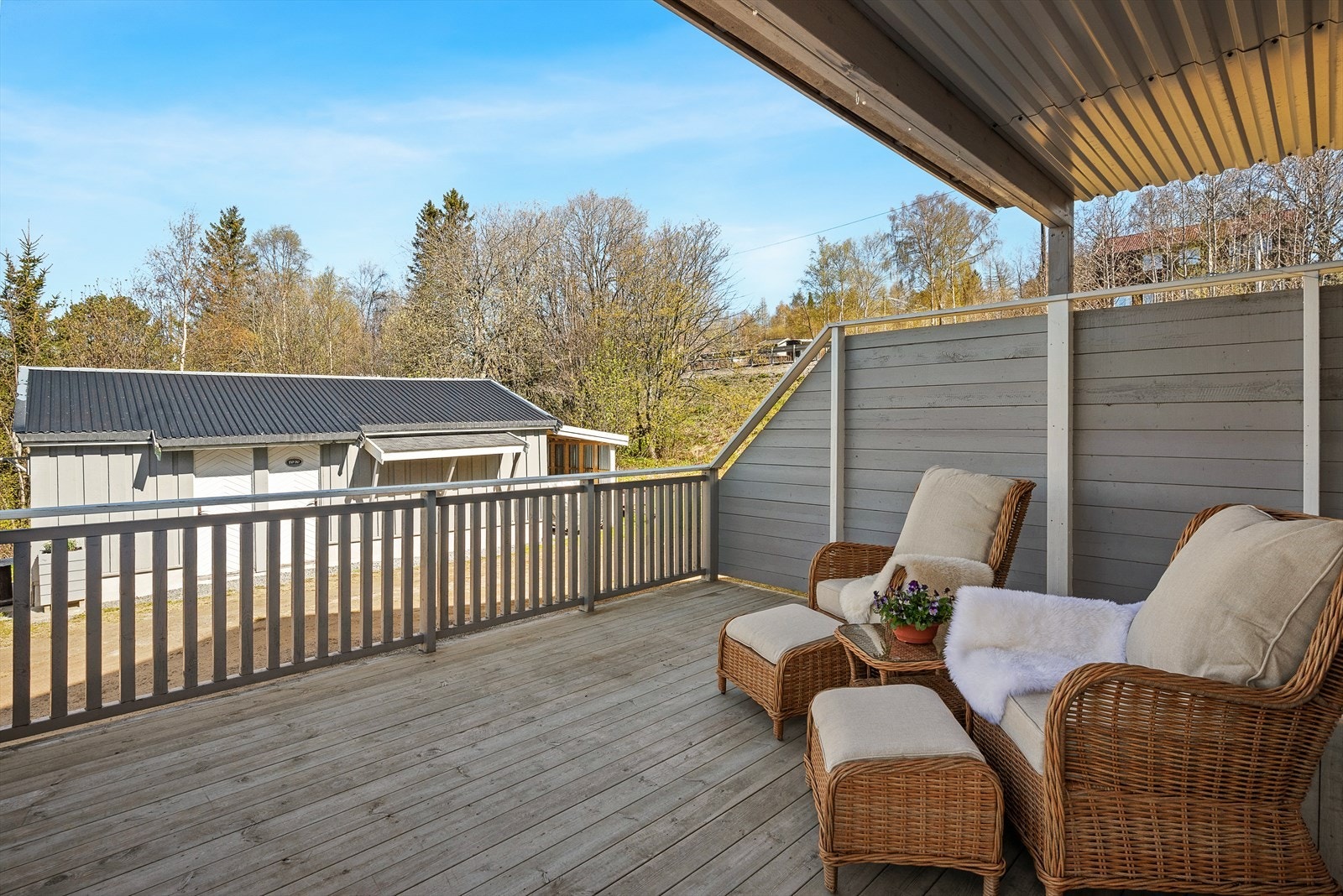 Terrassen er nordvestvendt, måler ca. 25 kvm og er dels overbygd. Galleribilde