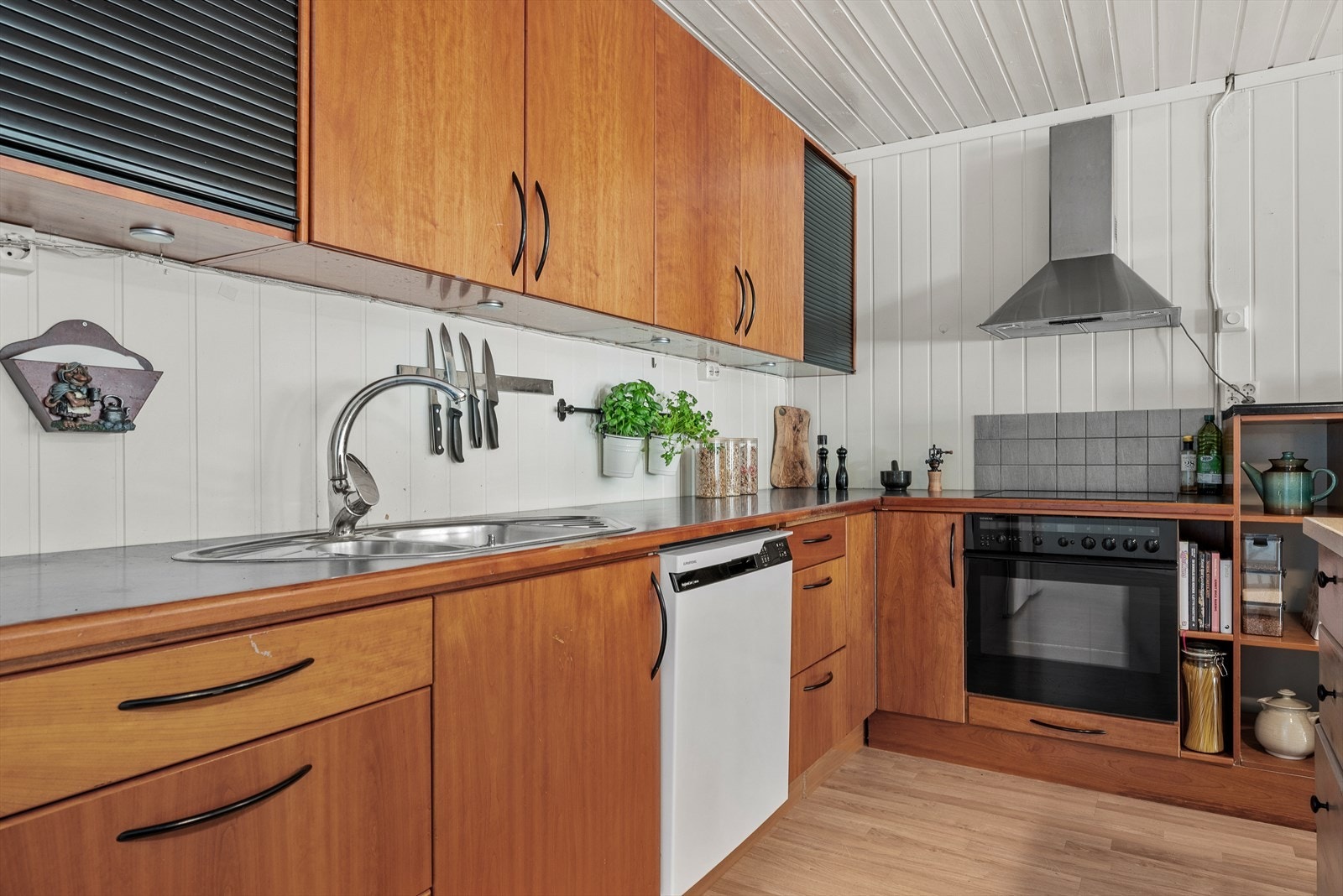 Kjøkkenet er utstyrt med integrert stekeovn og koketopp, samt ventilator, benkebelysning og opplegg for oppvaskmaskin. Galleribilde