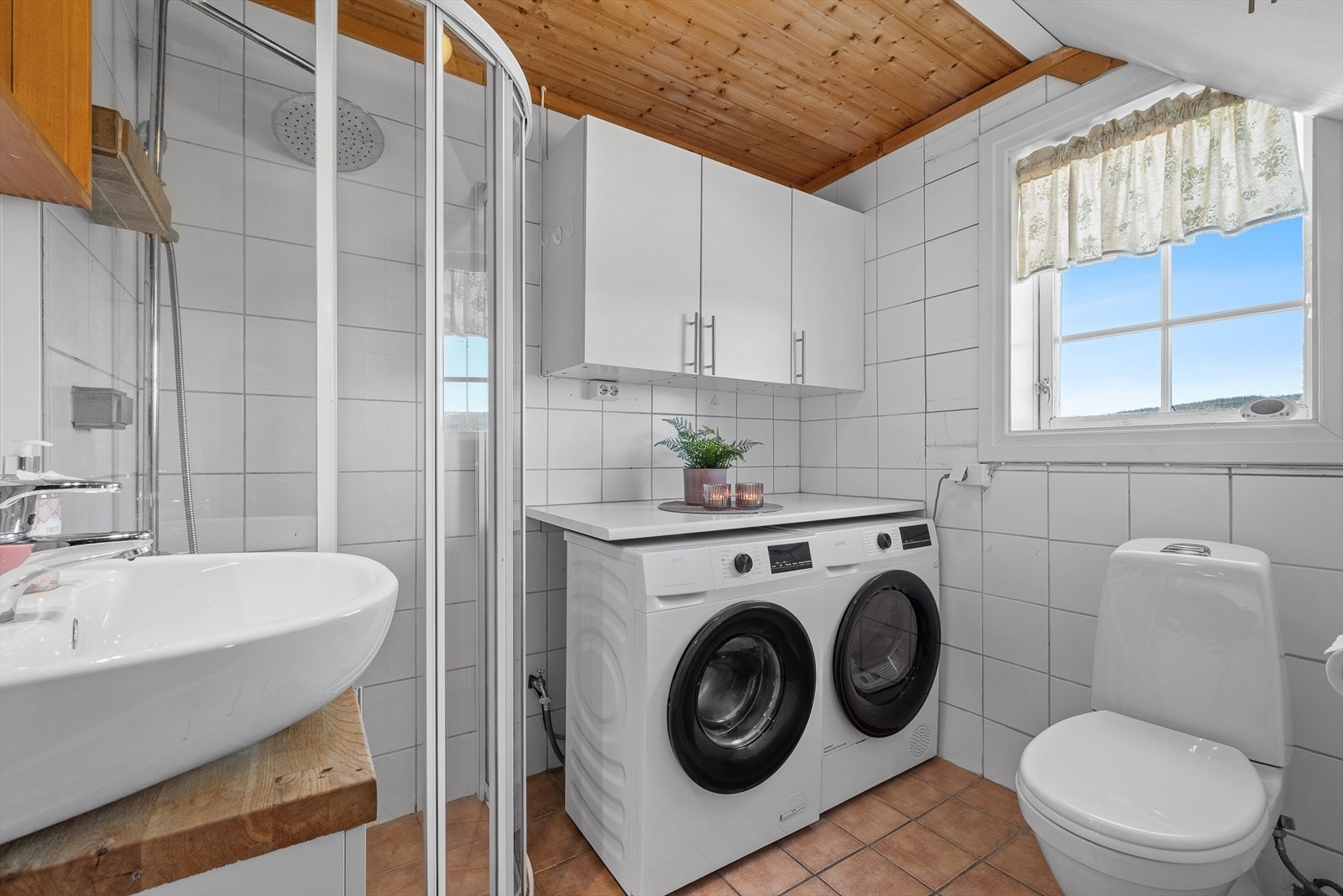 Badet er på ca. 4 kvm, og ligger ved entreen i første etasje. Galleribilde