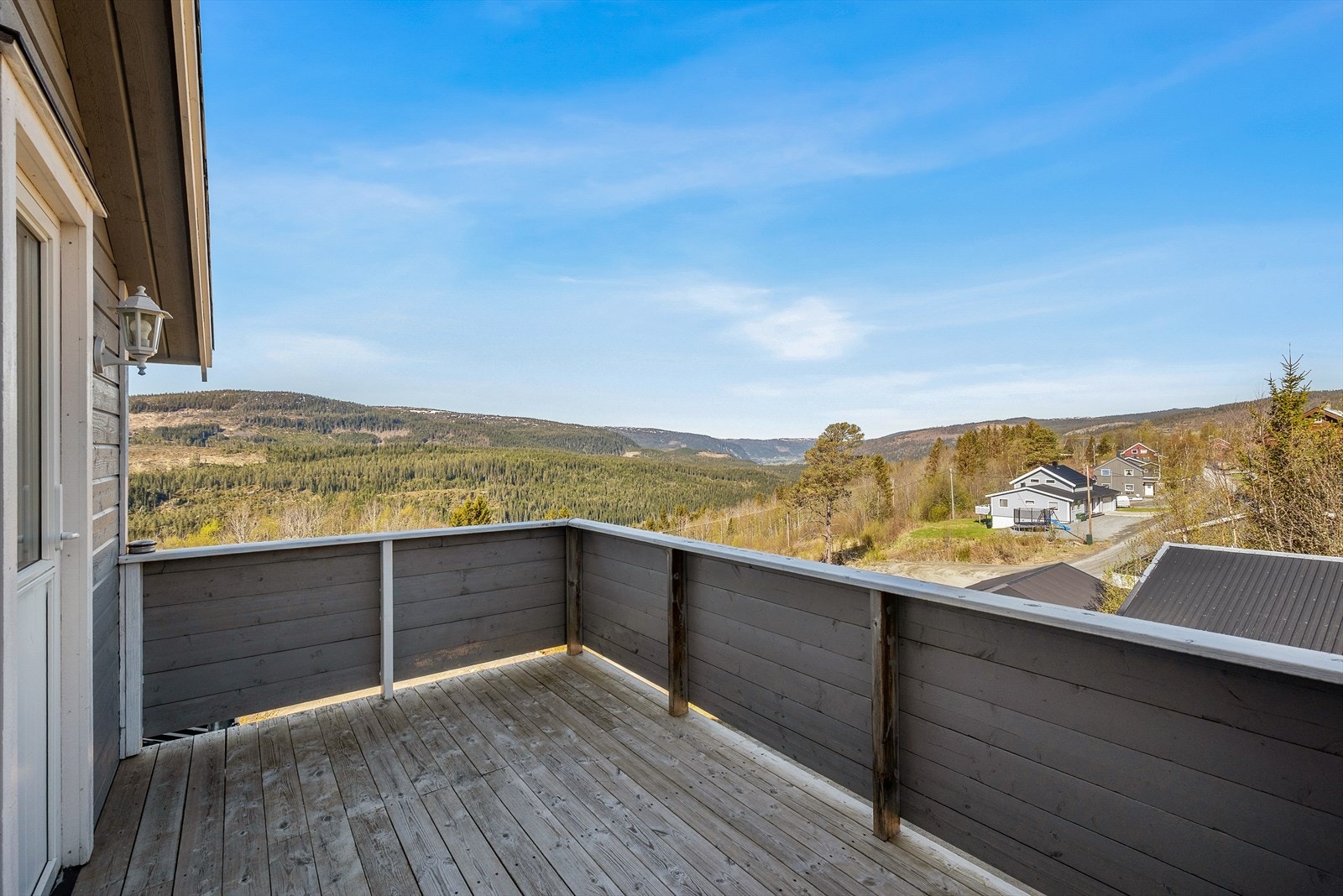 Ett av soverommene har utgang til en nordvendt balkong på ca. 10 kvm. Galleribilde