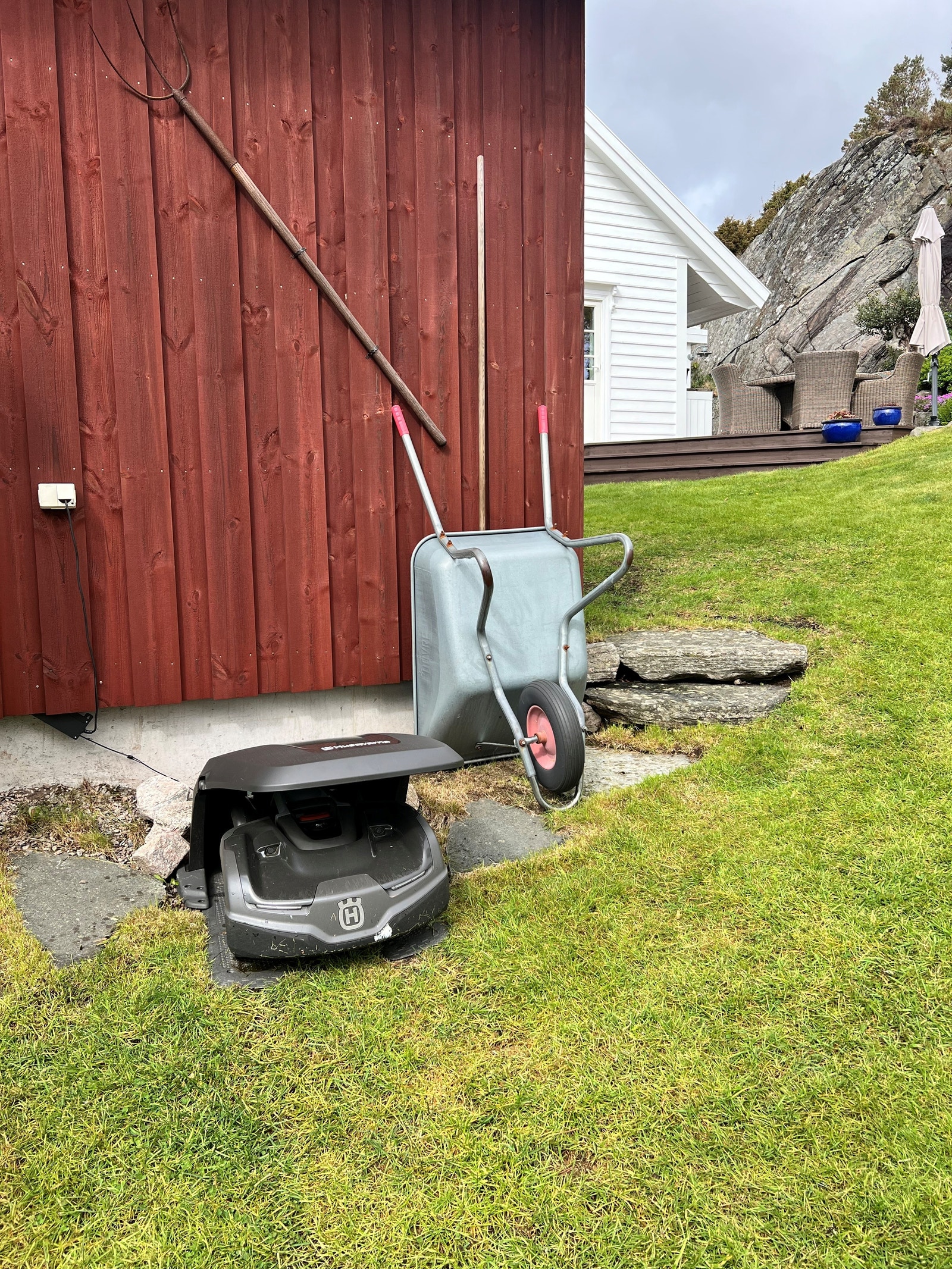 Eiendomen har to robotklipper som holder eiendommen nyklippet og fin gjennom hele sesongen. Galleribilde