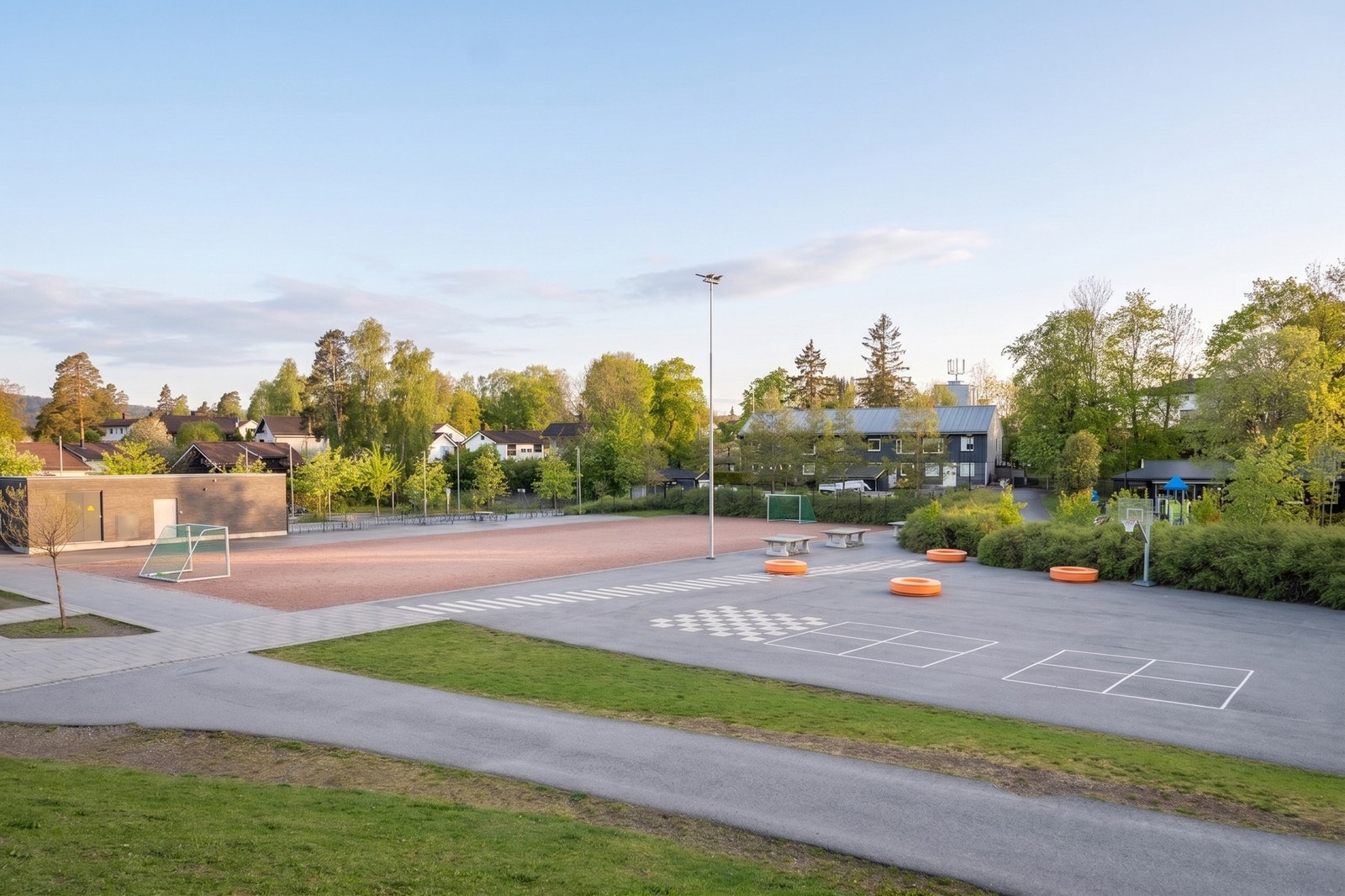 Det er flere fotballbaner og irettsanlegg på Nesøya. Galleribilde