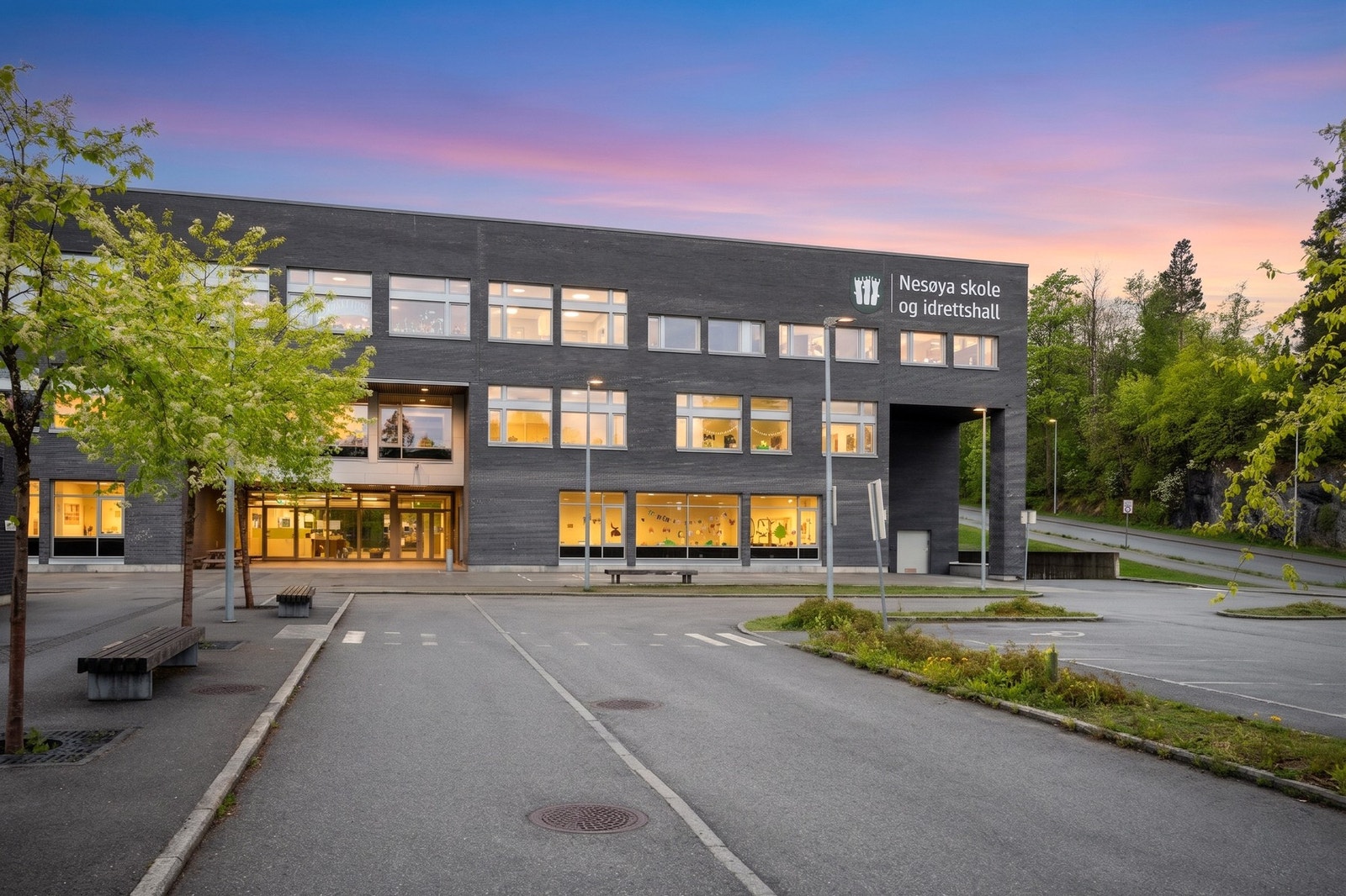 Nesøya Skole ligger ca. 500 meter unna. Barnehage ligger ca. 350 meter fra boligen. Galleribilde