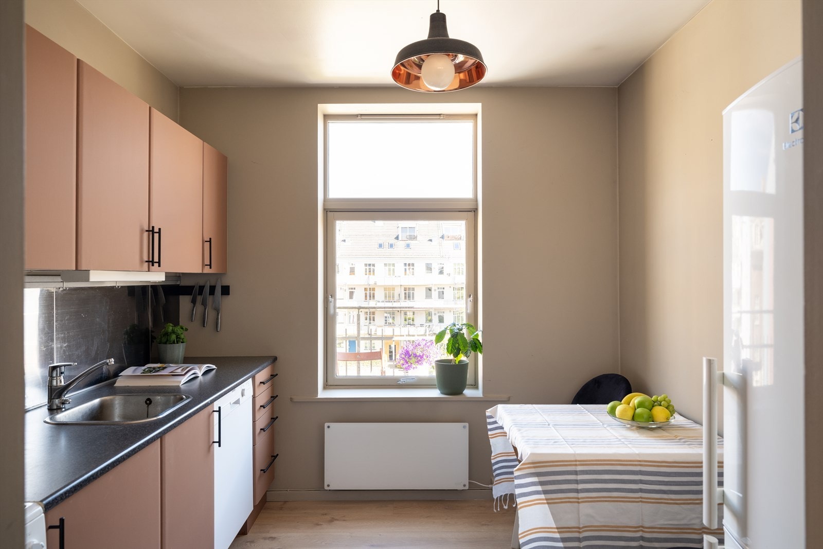 Det romslige kjøkkenet på 7m² gir godt med plass til egen spisegruppe. Galleribilde