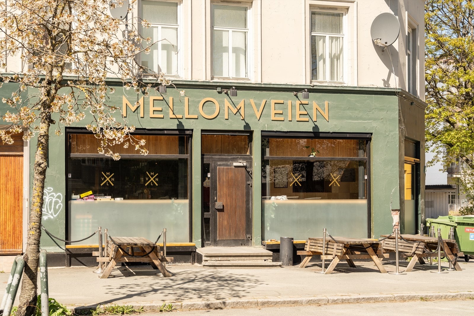 Også Mellomveien pub ligger i nærområdet. Her kan man se Champions league-kamper. Galleribilde