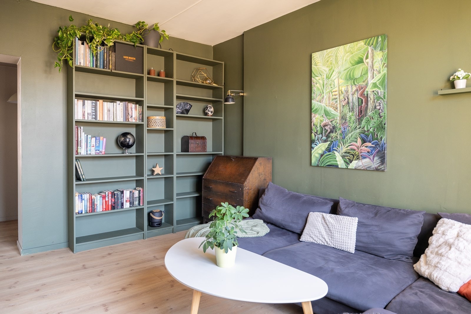 Leiligheten har en god planløsning med romslig størrelse på samtlige rom. Stuen måler 14m² og har god plass til sofagruppe. Galleribilde