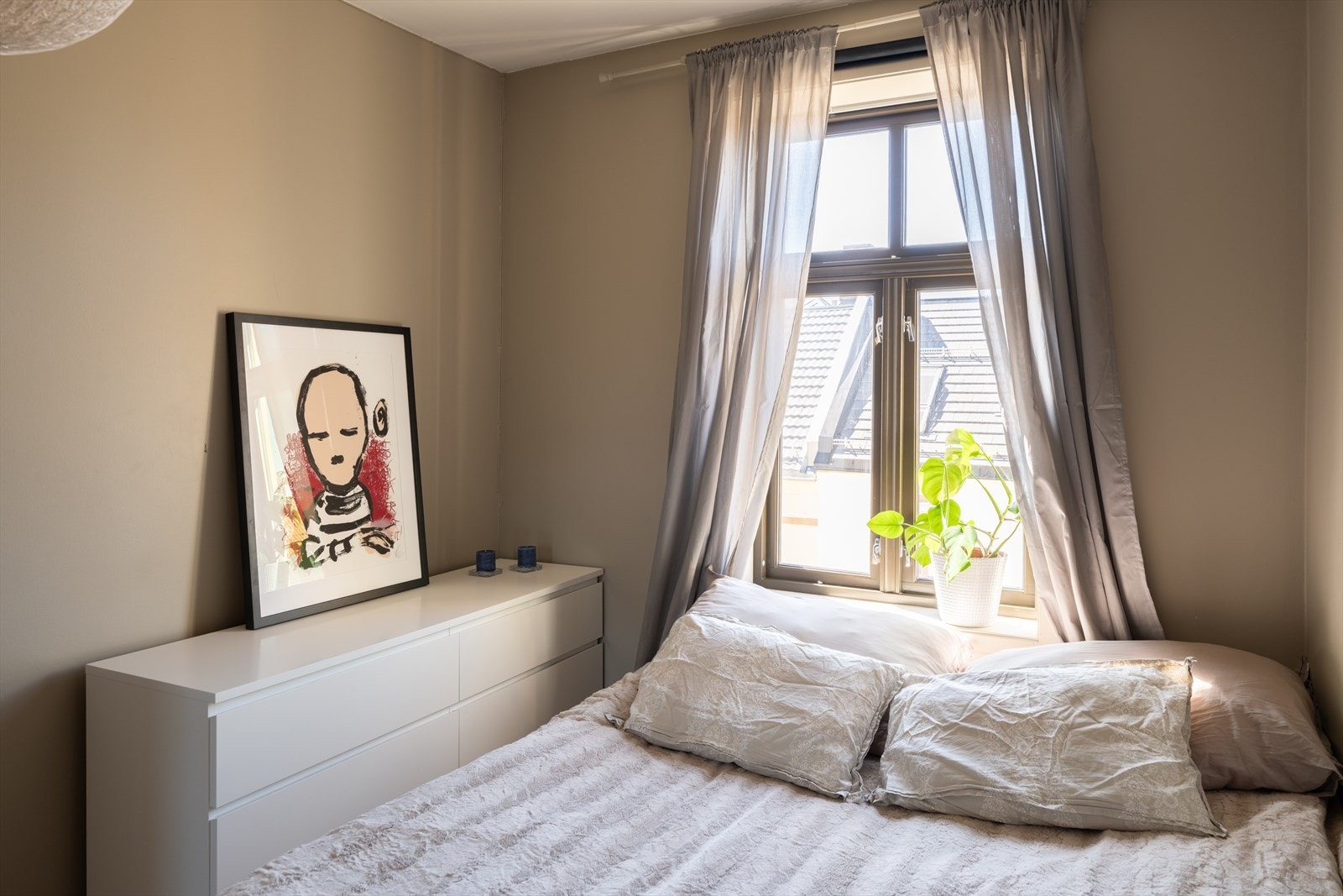 Soverommet vender ut mot en rolig sidegate, og sammen med leilighetens beliggenhet i 4. etasje bidrar dette til en skjermet og rolig atmosfære. Galleribilde