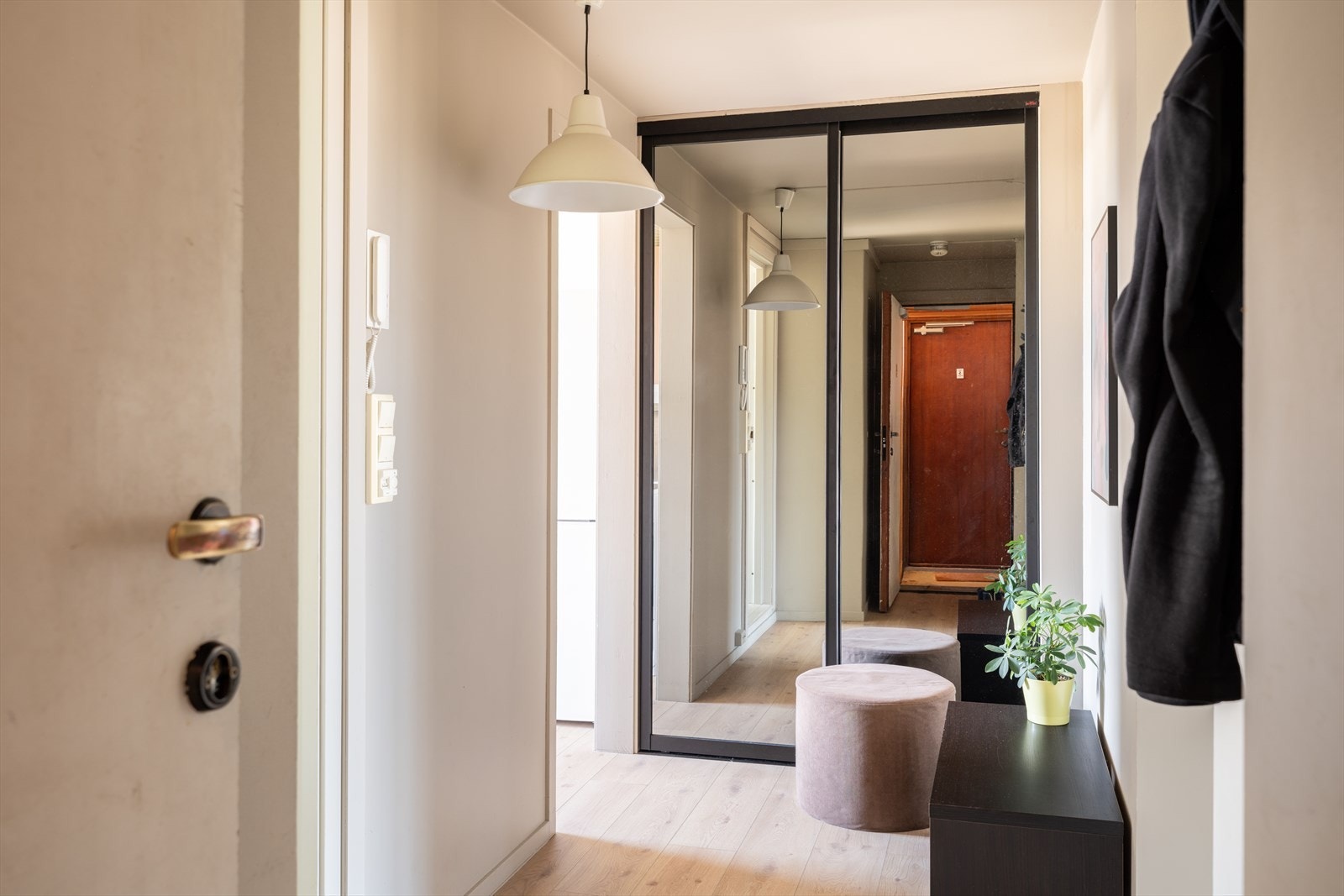 I enden av gangen er det en praktisk skyvedørsgarderobe som gir god plass til oppbevaring. Galleribilde