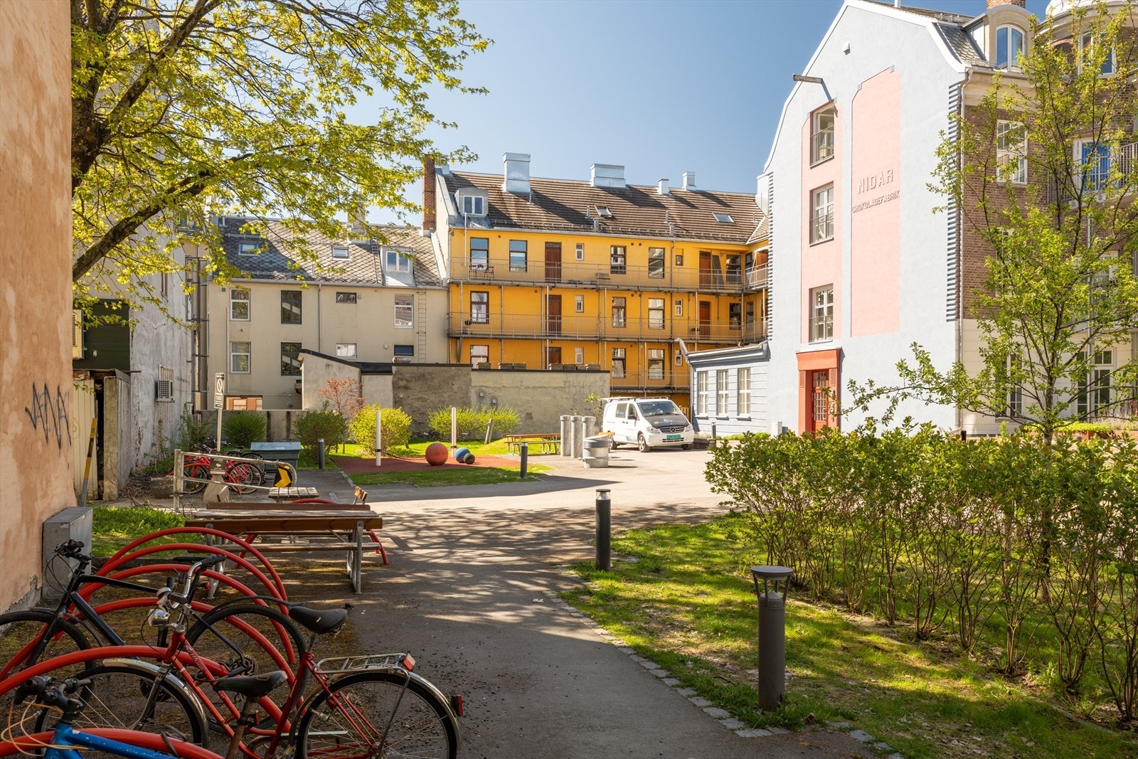 Bakgården er trivelig opparbeidet med variert beplantning, lekeplass for de minste og flere sittegrupper. Galleribilde
