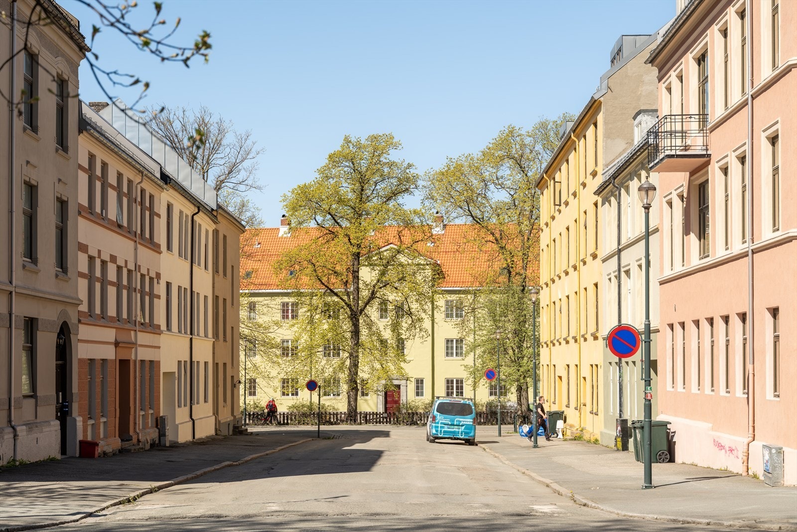 Det er soneparkering i området. Som beboer har du anledning til å søke om parkeringsplass. Prisen på dette er per 13.05.2026 på 785,- per måned. Galleribilde