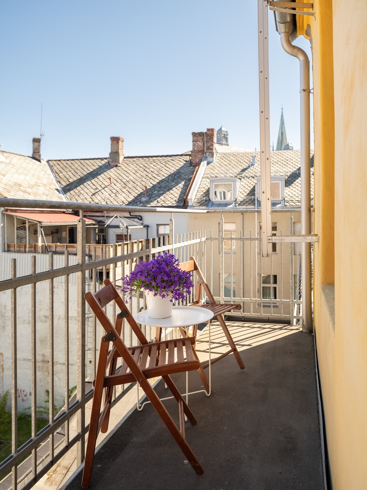 Leiligheten ligger ved enden av balkongen/svalgangen og disponerer dermed i praksis endepartiet stort sett for seg selv. Galleribilde