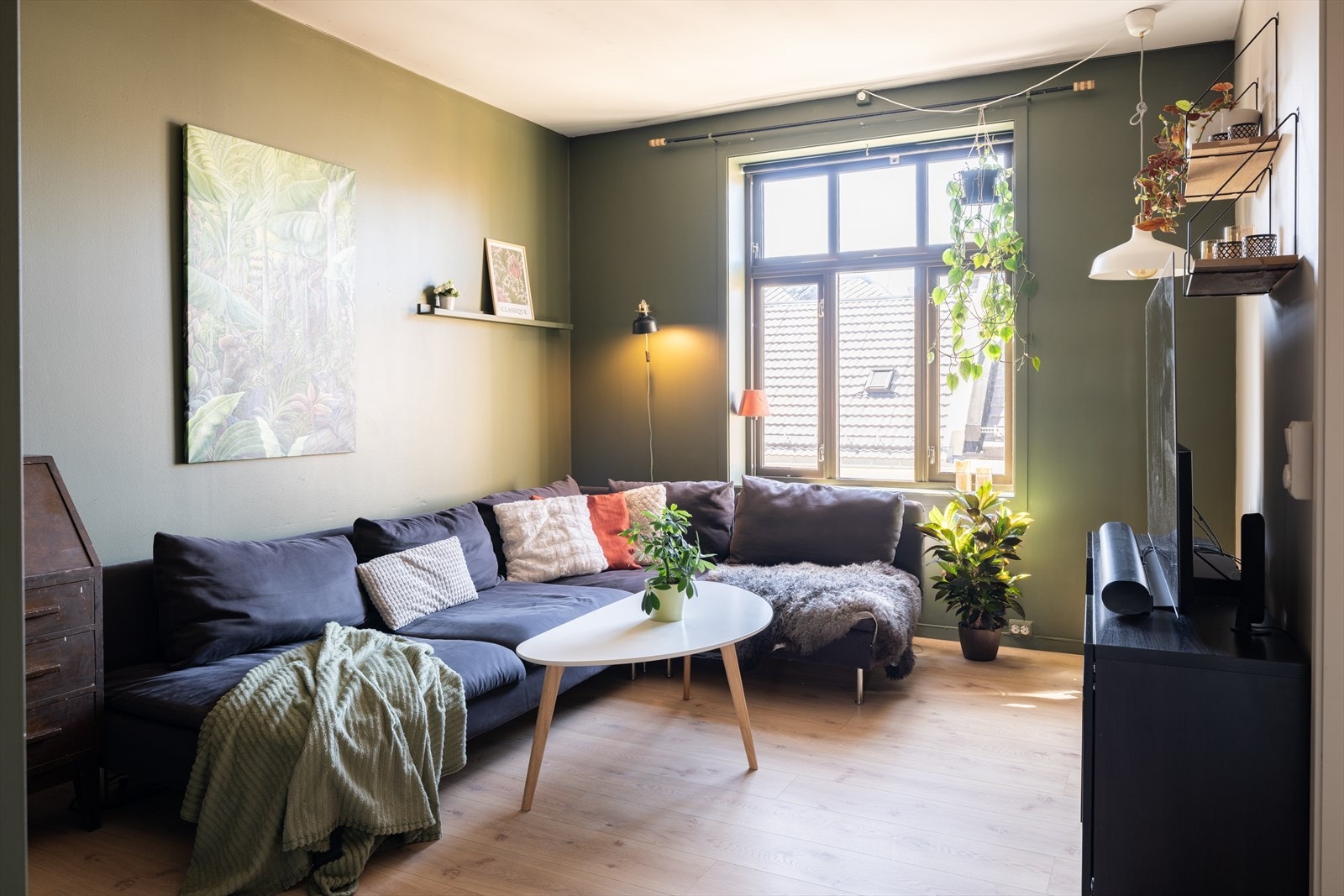 Velkommen til Jon Raudes gate 5 - en innbydende og romslig 2-romsleilighet i klassisk bygård på Lademoen. (Foto: Eivind Mølnå) Galleribilde