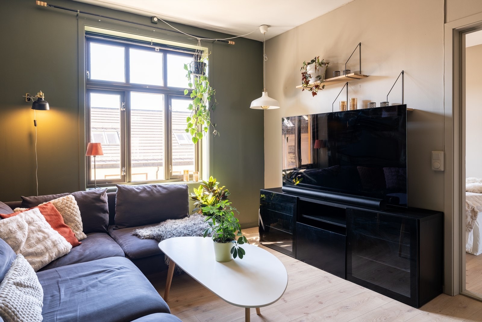 Leiligheten byr på rause vindusflater med sprosser, dype vinduskarmer og god takhøyde. Vinduene ble skiftet ut i 2019. Galleribilde