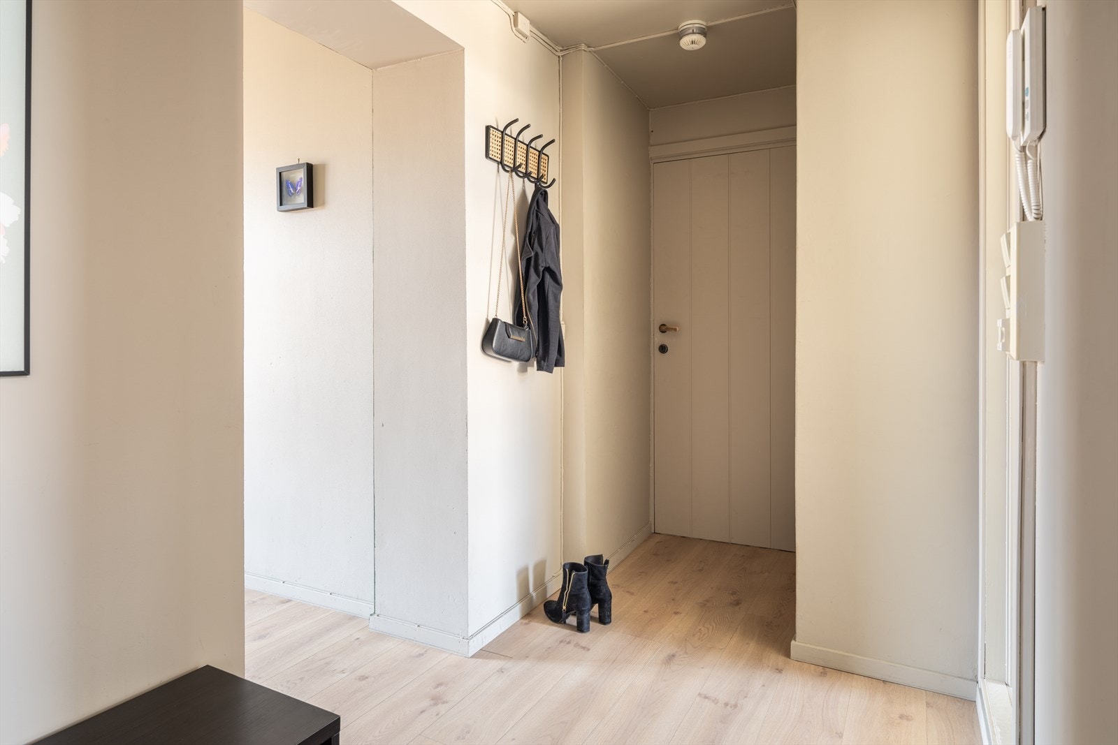 Når man kommer inn i boligen trer man inn i en praktisk entré og gang på hele 7 m². Galleribilde