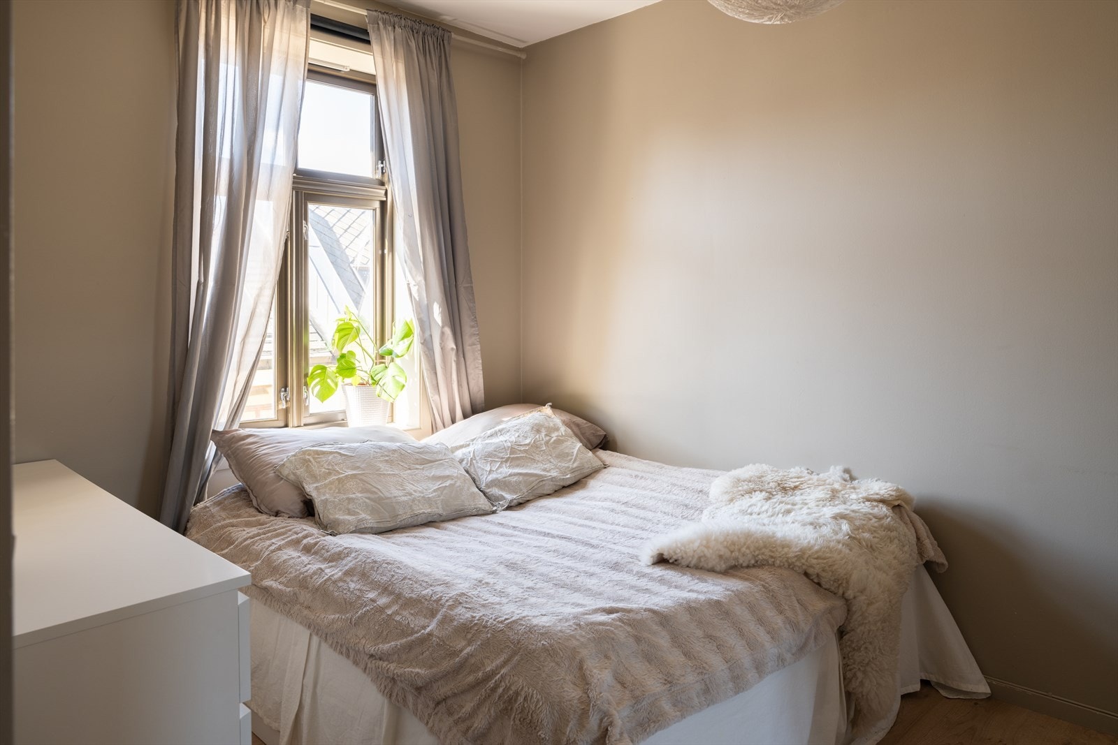 Leilighetens soverom måler hele 12m² og har god plass til både dobbeltseng, nattbord og annet ønsket møblement. Galleribilde