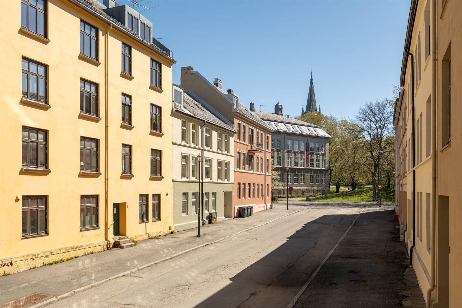 Her bor du i et særdeles flott nabolag med klassiske bygårder, trivelige grøntområder og gode kollektivtilbud. Galleribilde