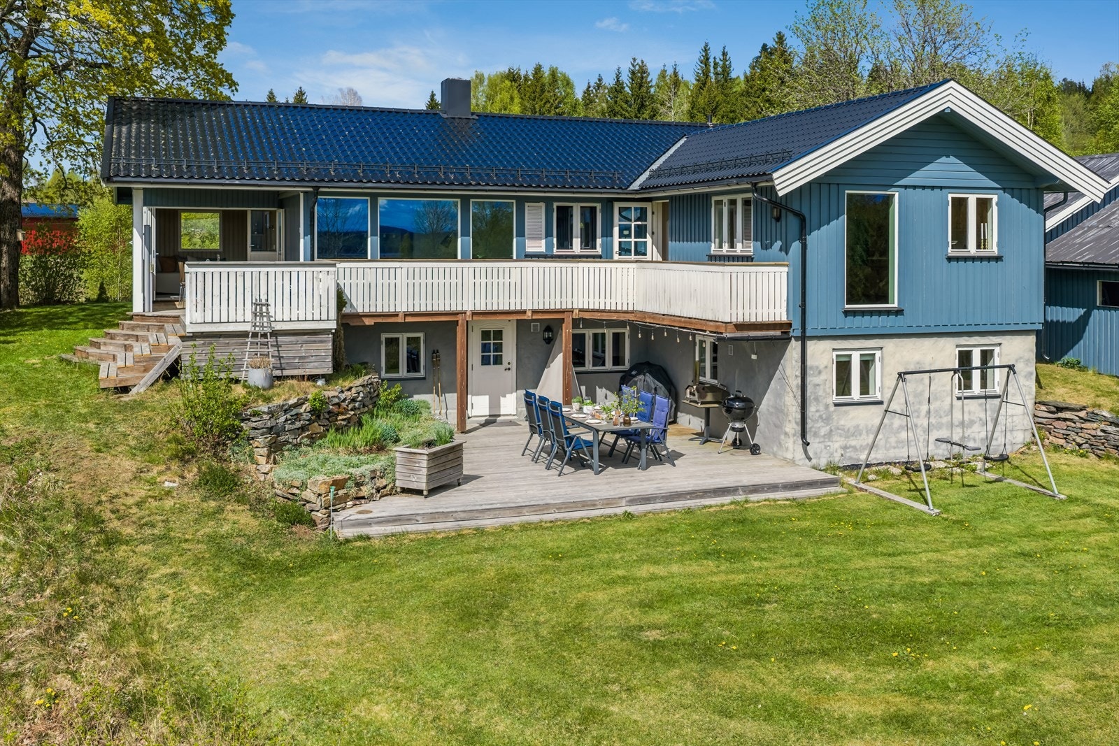 Herlige, sørvendte uteplasser på begge plan, i tillegg til hagestue ved gavl. Galleribilde