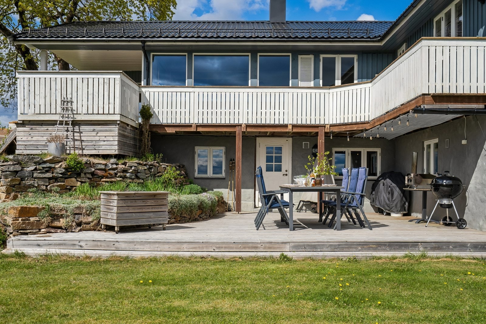 I tillegg til terrasse langs hele fronten på hovedplan, har man også en koselig terrasseplatting ved underetasjen. Galleribilde