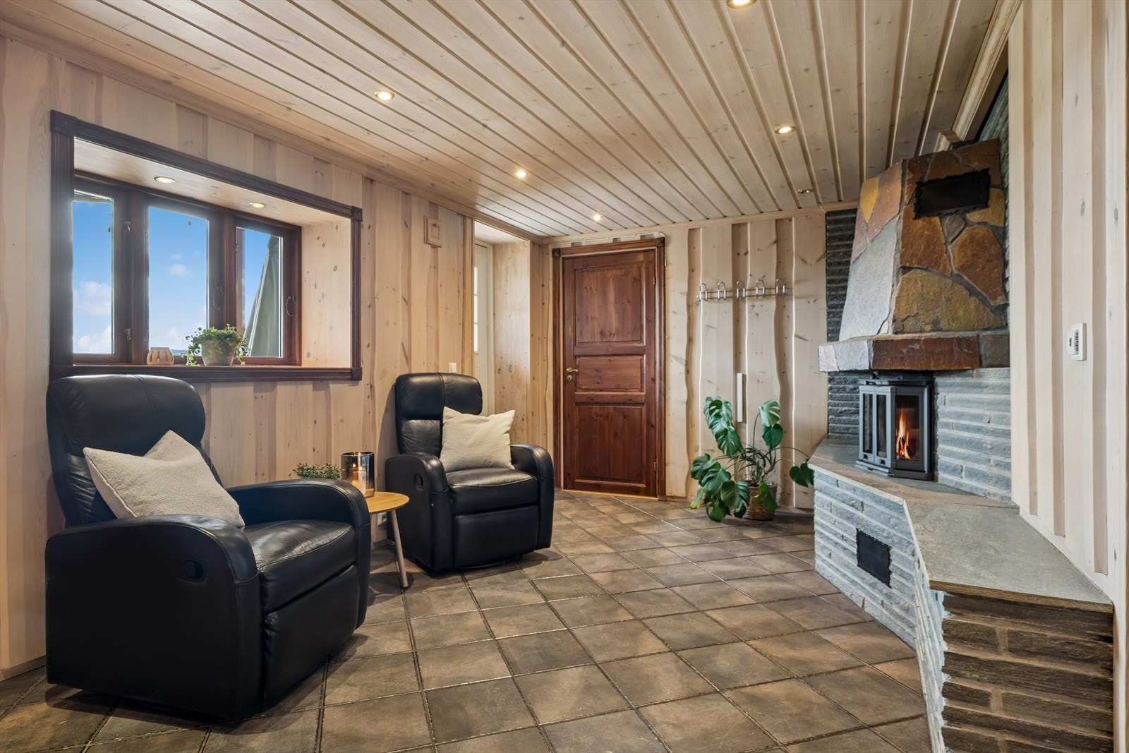 Trivelig kjellerstue med et rustikt preg og gode materialvalg. Rommet har både innvendig og utvendig adkomst. Galleribilde