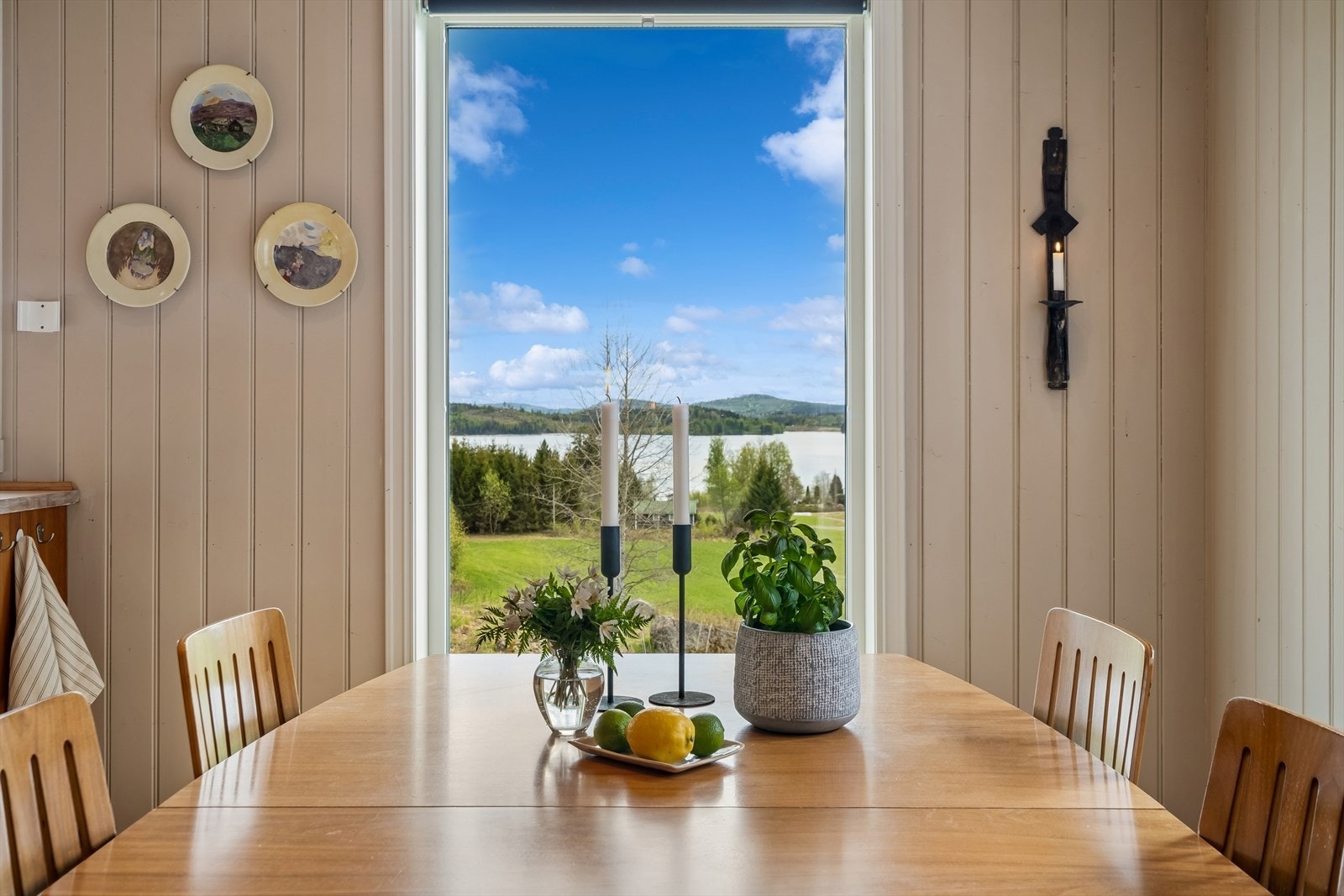 Den naturlige plassen for spisebordet på kjøkkenet er ved det store vinduet mot sjøutsikten. Galleribilde
