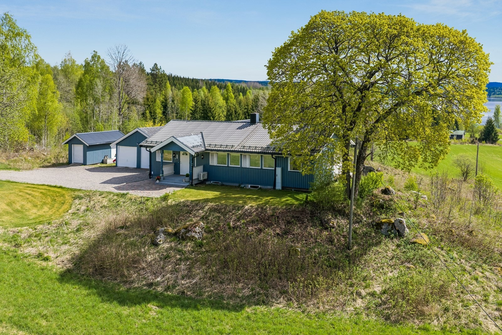 Gruset innkjørsel og gode parkeringsmuligheter på egen tomt. Galleribilde