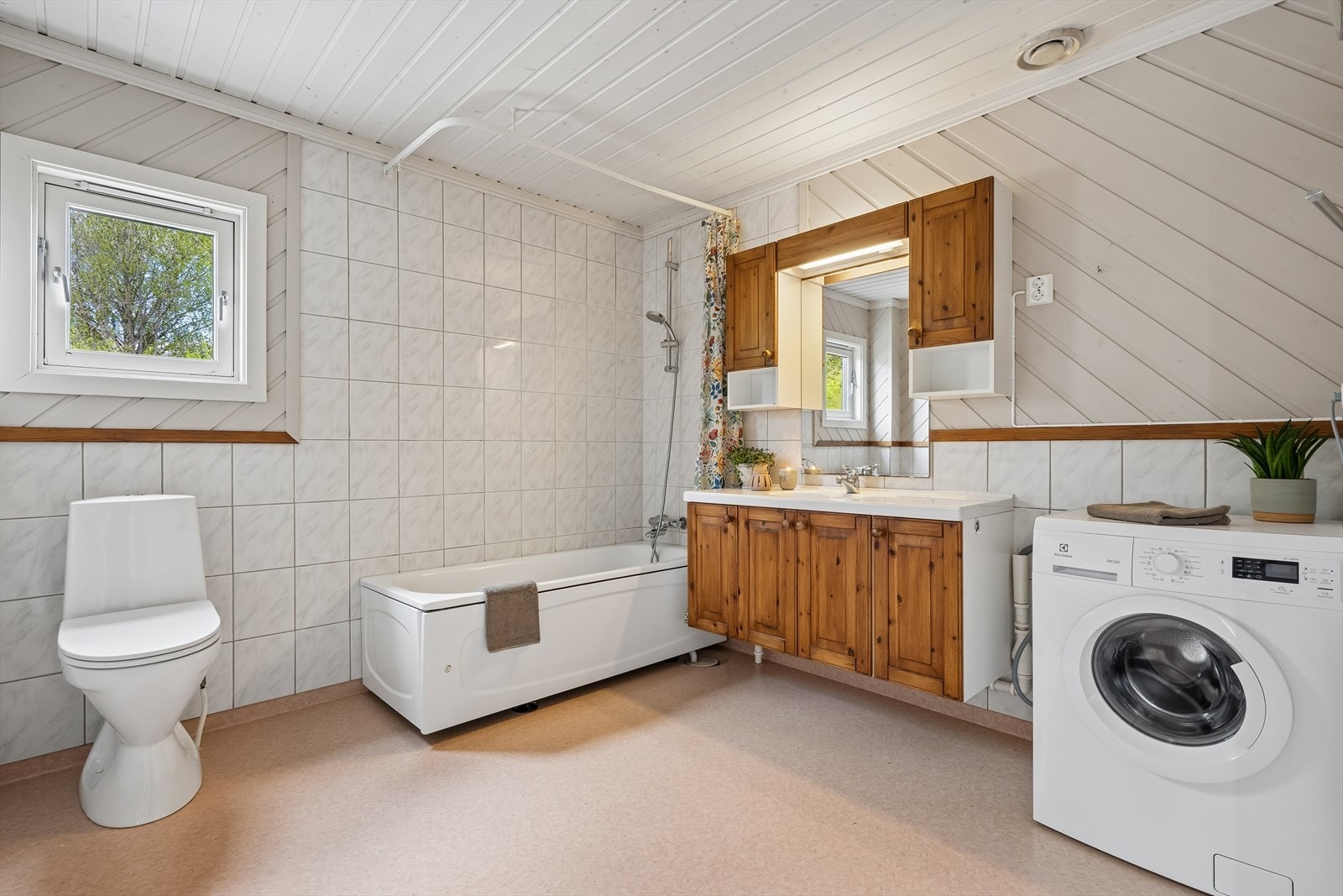 Bad på hovedplan, slått sammen fra opprinnelig separat wc-rom og bad. Det må påregnes oppgradering. Galleribilde