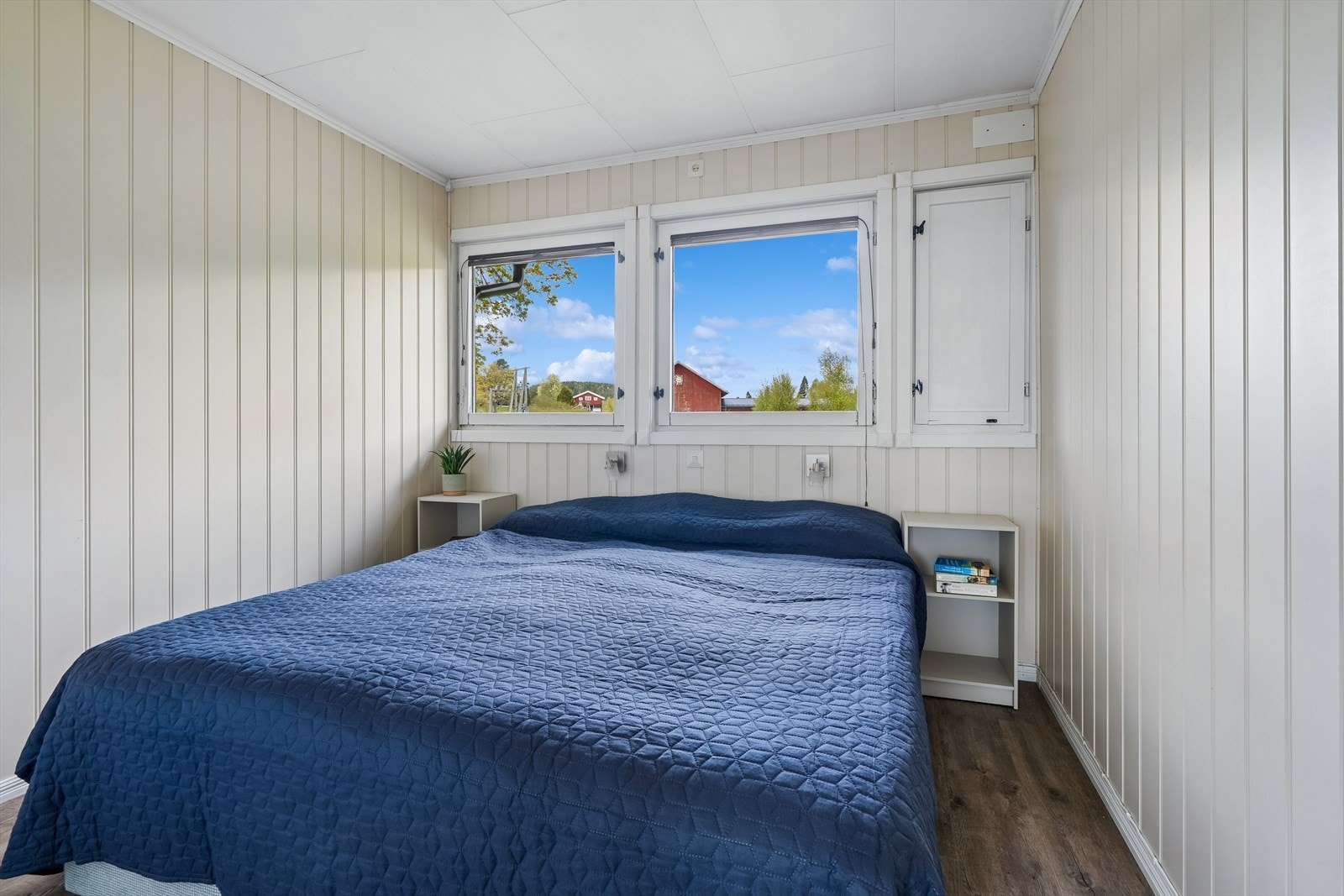 Soverom med god plass til dobbeltseng og oppbevaringsmøbler. Galleribilde