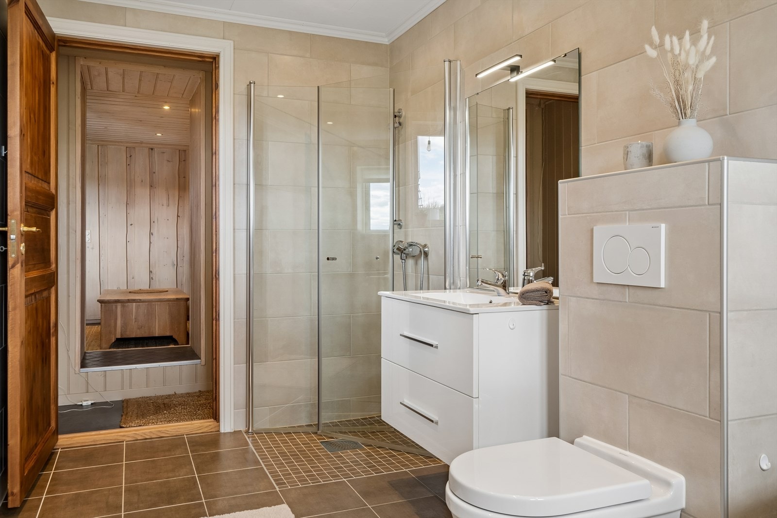 Badet er utstyrt med både hjørnebadekar og et separat dusjhjørne med glassdører. Galleribilde