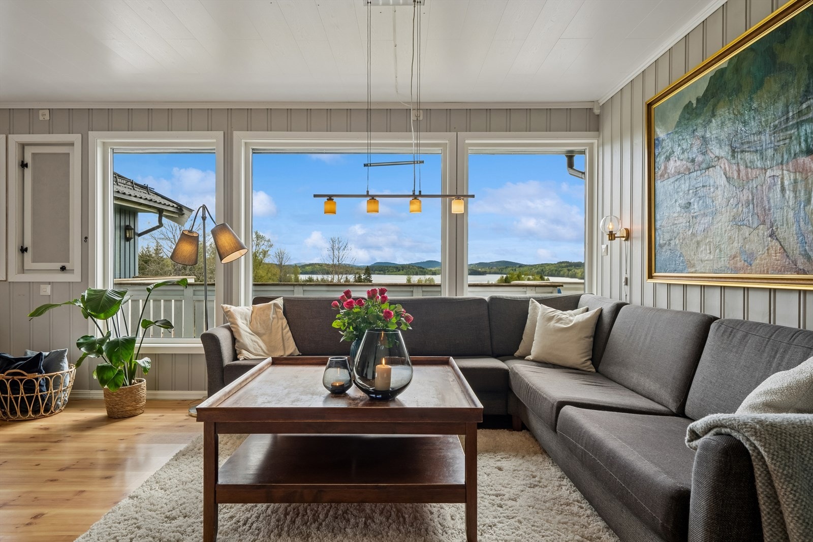 Store vindusflater slipper inn rikelig med lys, i tillegg til den flotte utsikten mot Utgardsjøen! Galleribilde