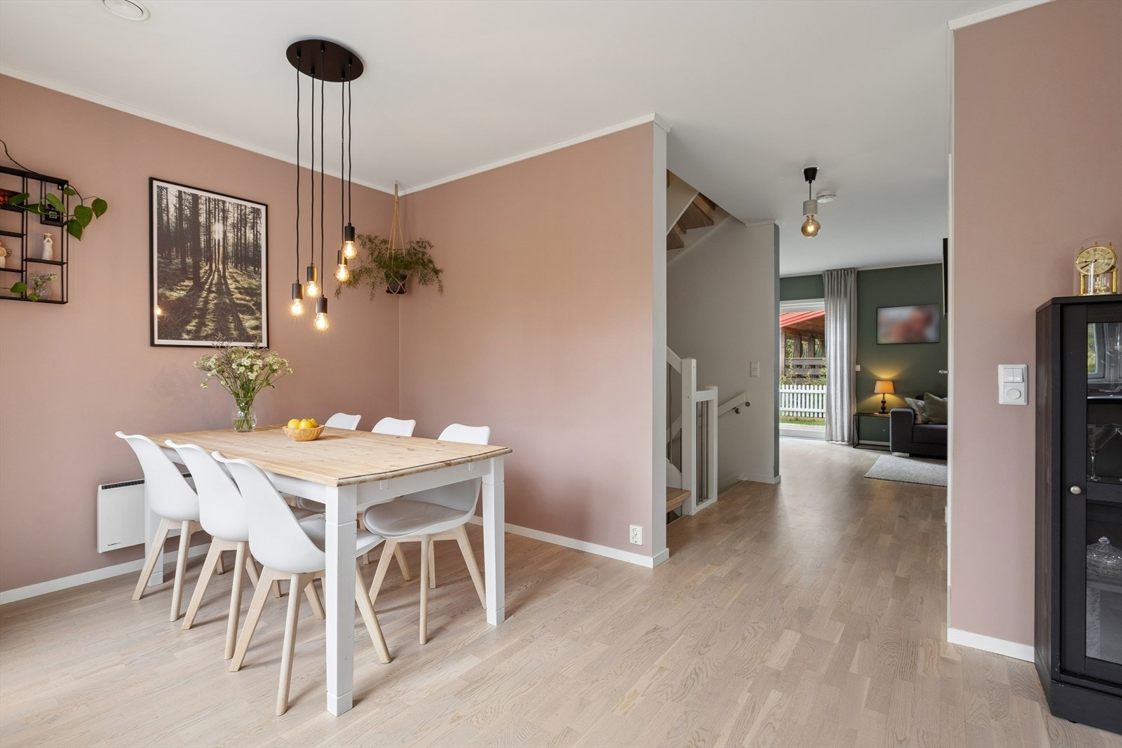 Her er det god plass til en romslig spisegruppe hvor hele familien kan samles. Galleribilde