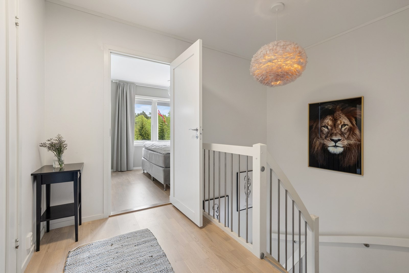 De fire soverommene er samlet i øverste etasje, noe som gir en praktisk og familievennlig planløsning. Galleribilde