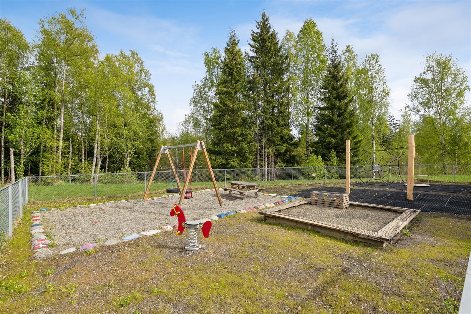 Boligen ligger i et svært populært og barnevennlig område. Lekeplass rett i nærheten og kort vei til både skog og sjø, som byr på flotte tur- og rekreasjonsmuligheter. Galleribilde