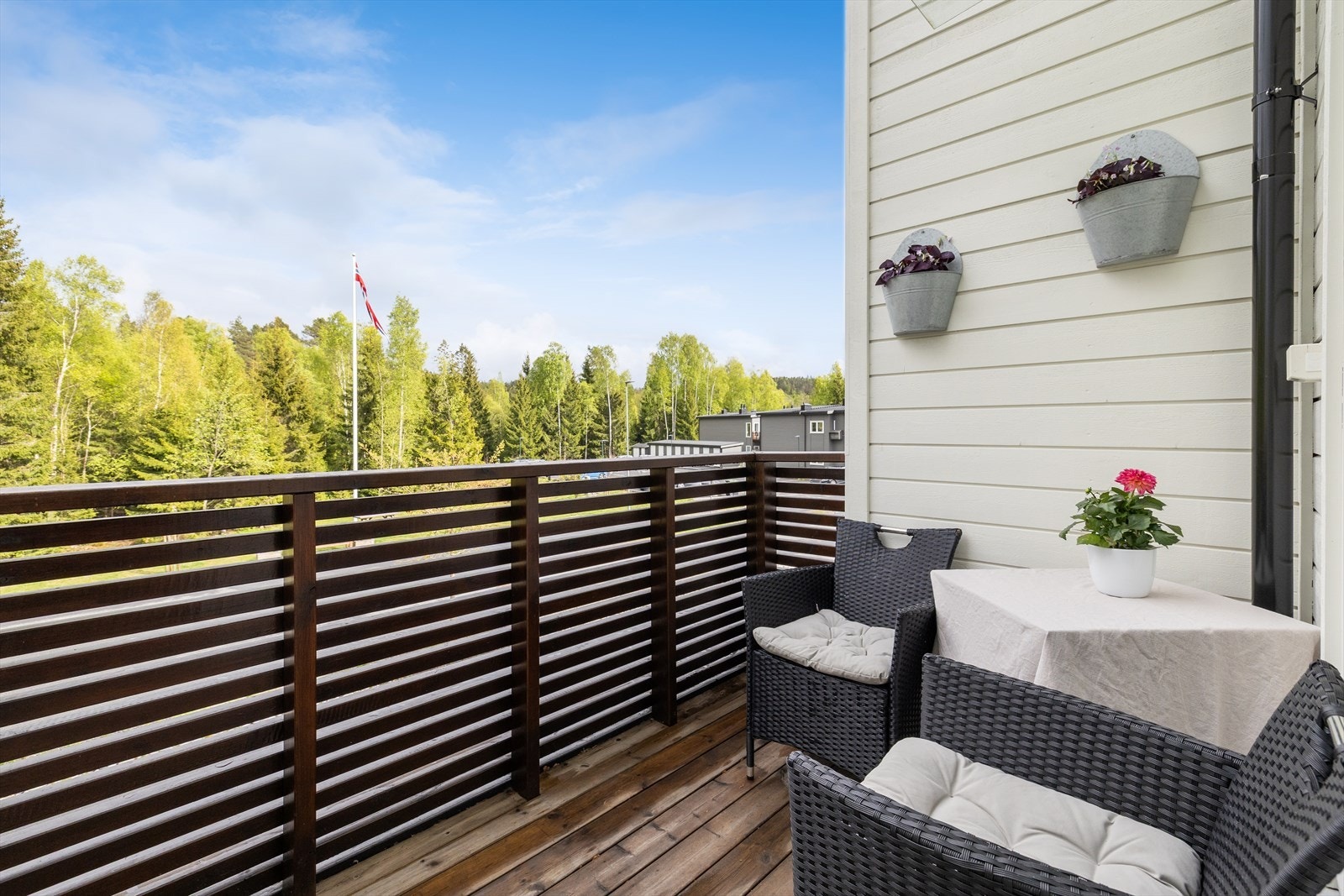Varme sommerdager og sene kvelder kan nytes fra boligens terrasseplatting på ca. 16 m² samt den delvis overbygde balkongen på ca. 5 m². Galleribilde