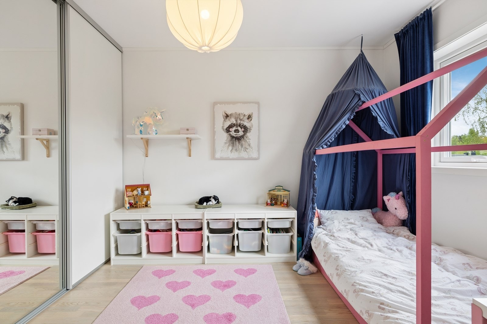 Skyvedørsgarderobe på ett av soverommene gir rikelig med oppbevaringsplass. Galleribilde