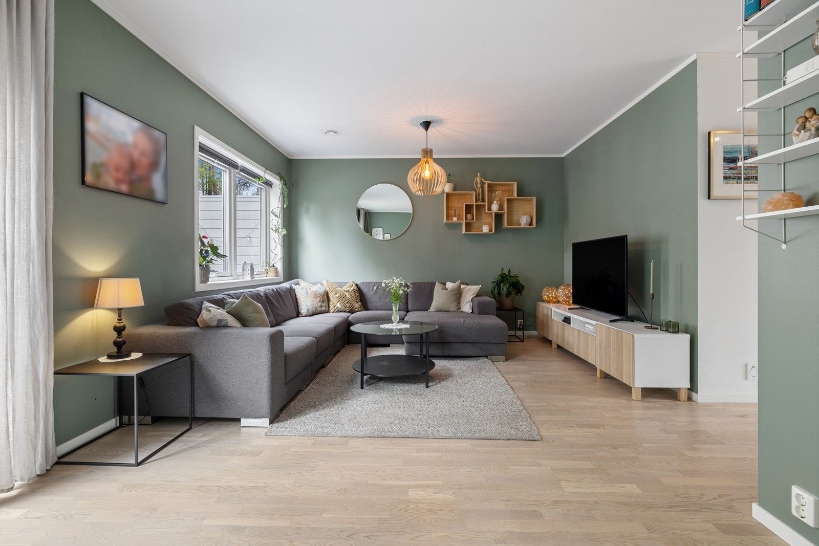 Store vindusflater slipper inn rikelig med dagslys og skaper en lys, åpen og luftig romfølelse. Galleribilde