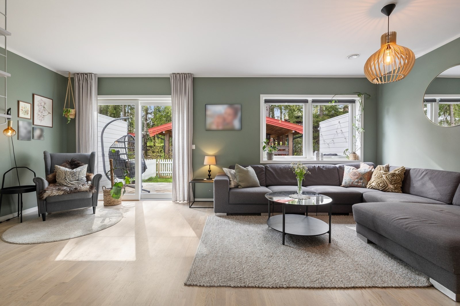 Stuen har direkte utgang til en vestvendt terrasse på ca. 16 m², utstyrt med både stikkontakter og belysning. Galleribilde