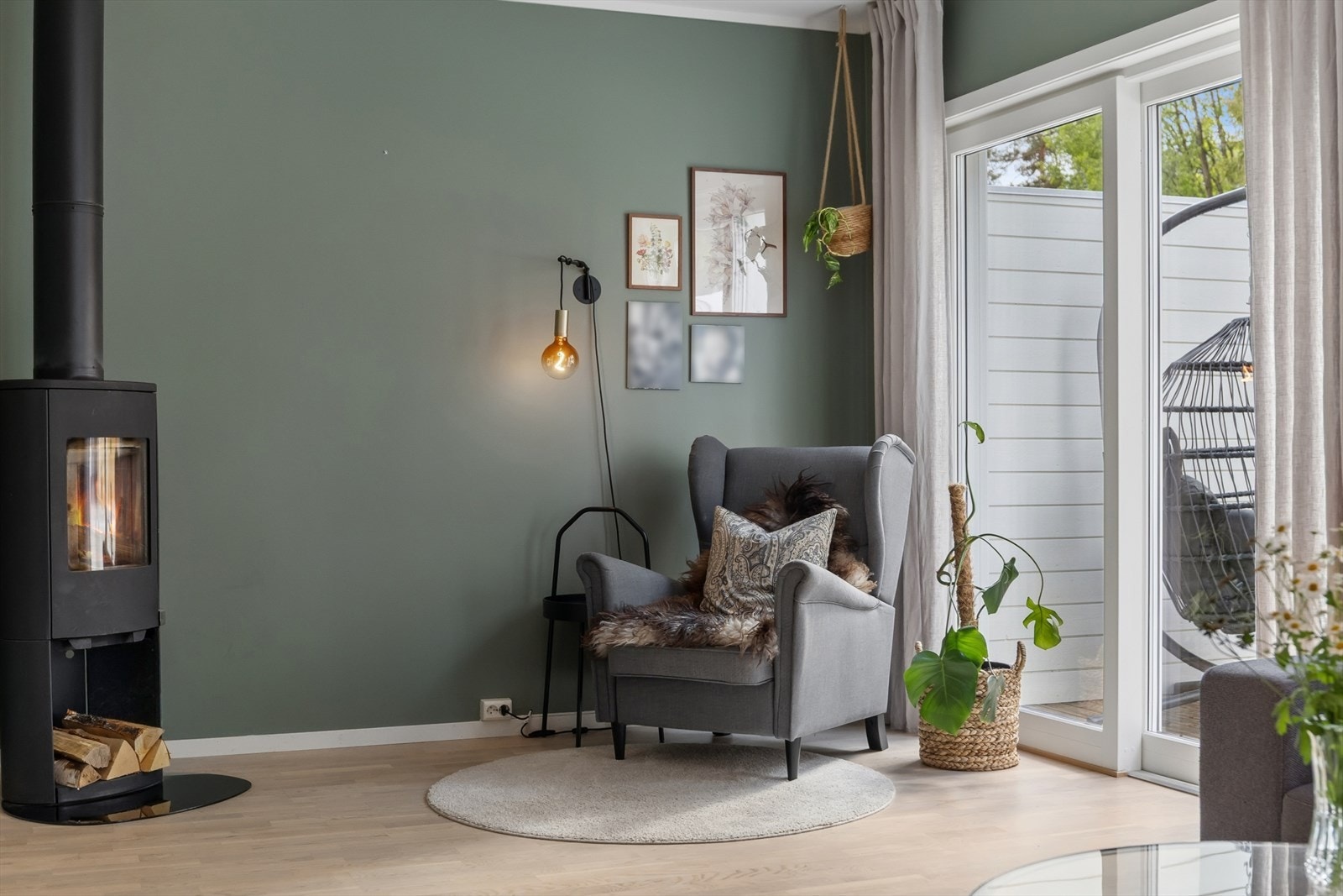 Stuen har peisovn som bidrar med både varme og lun hygge på kjølige dager. Galleribilde