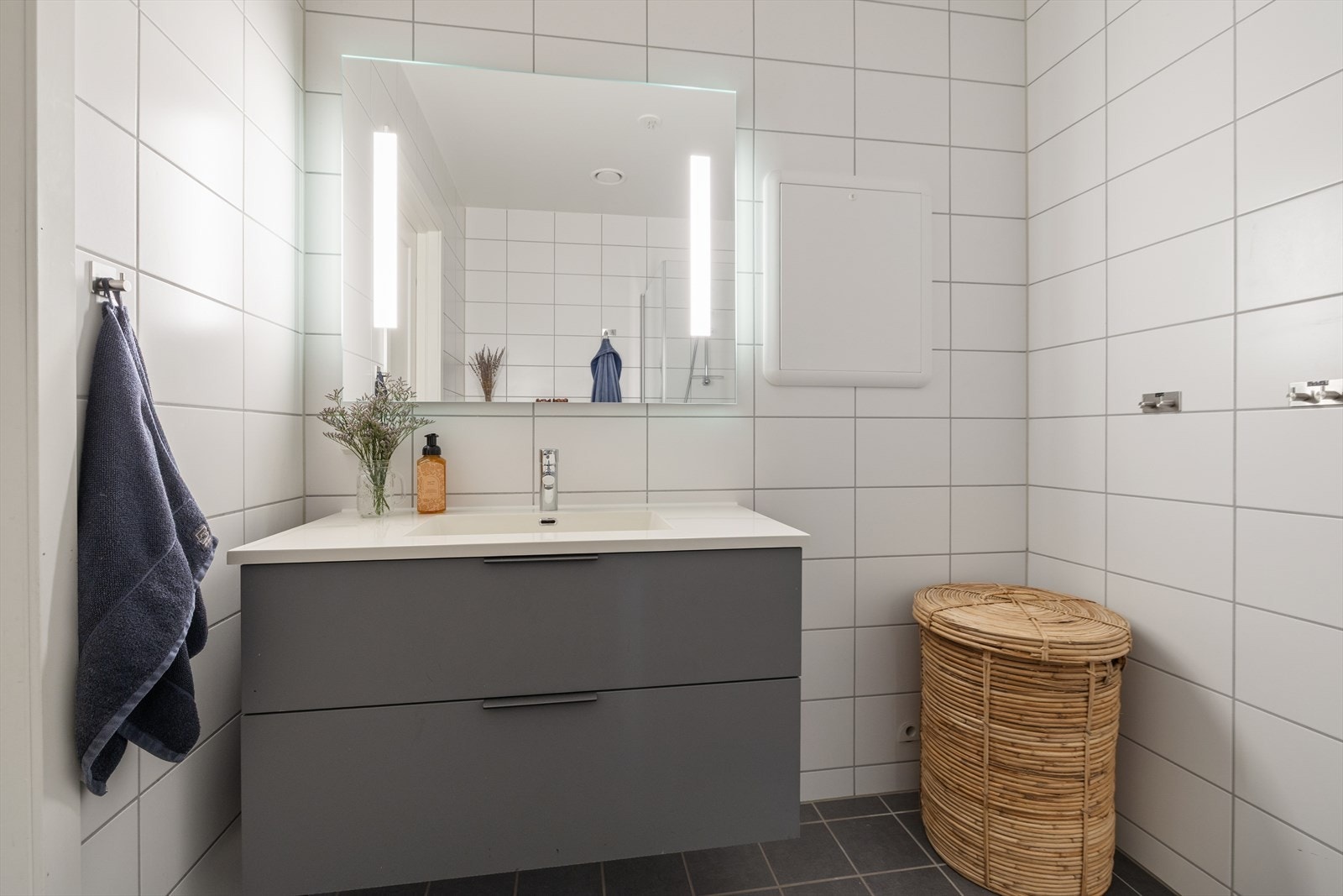 Badet i 2. etasje har flislagte gulv og vegger, samt elektriske varmekabler. Galleribilde