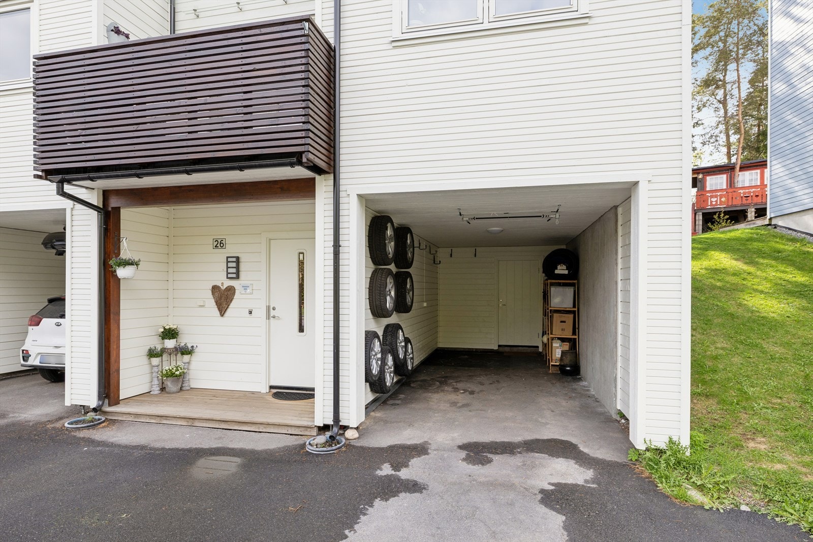 Parkering i carport, samt gode parkeringsmuligheter både foran egen carport og ved inngangspartiet. Gjesteparkering er tilgjengelig på området. Galleribilde