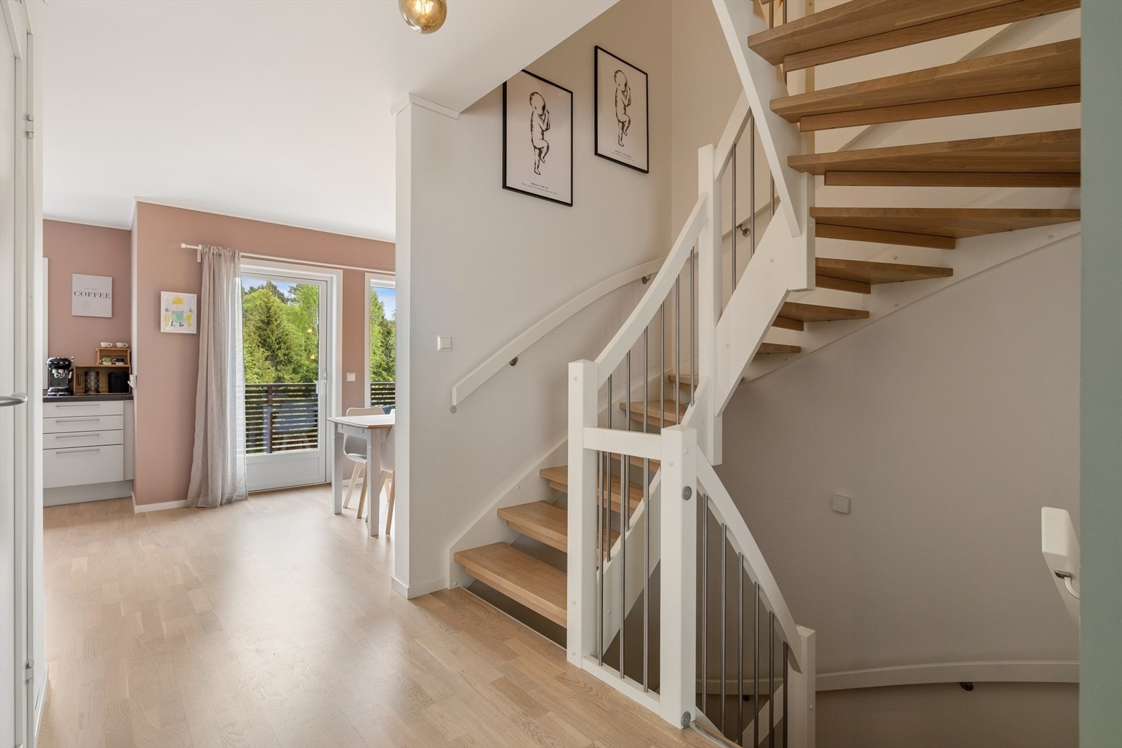 Boligen byr på gode lagringsmuligheter, med innvendig bod i 1. etasje og utvendig bod i tilknytning til carporten. Galleribilde