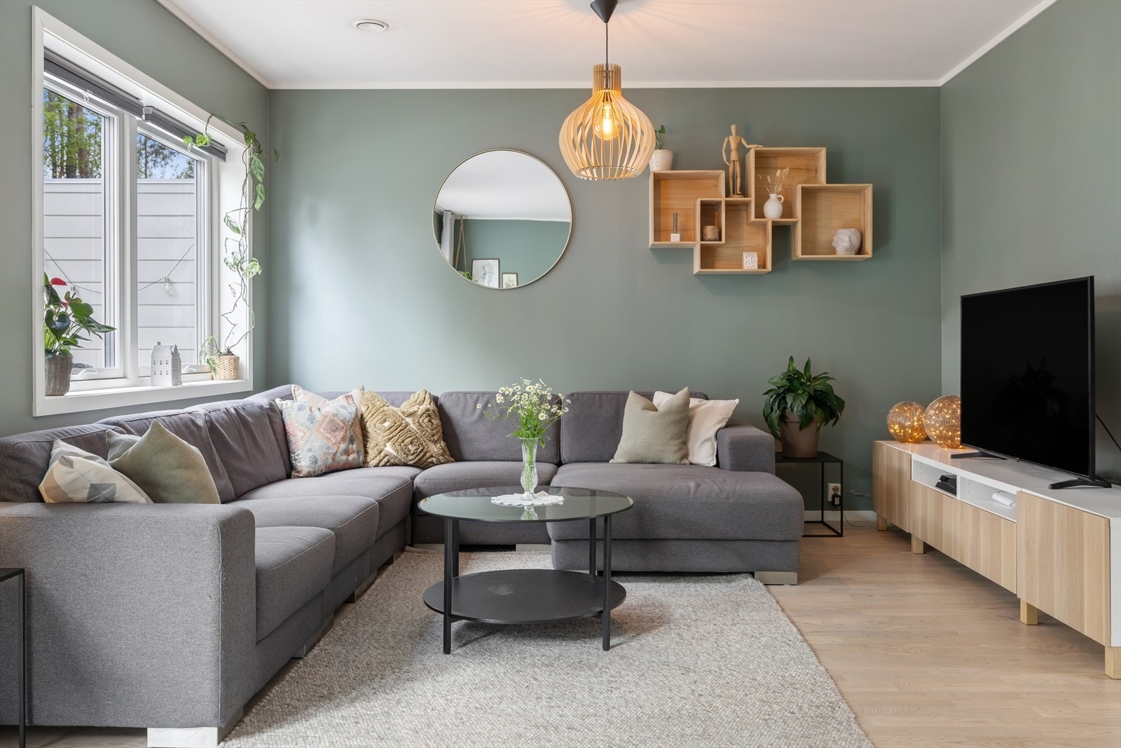Det er god plass til en stor sofagruppe og TV med tilhørende møblement. Galleribilde