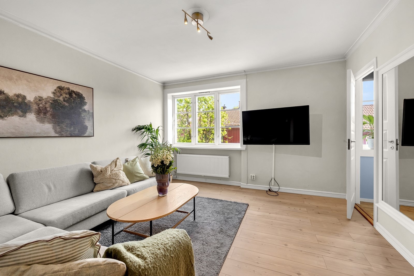 Store vindusflater slipper inn dagslys og gir rommet en lys atmosfære. Galleribilde
