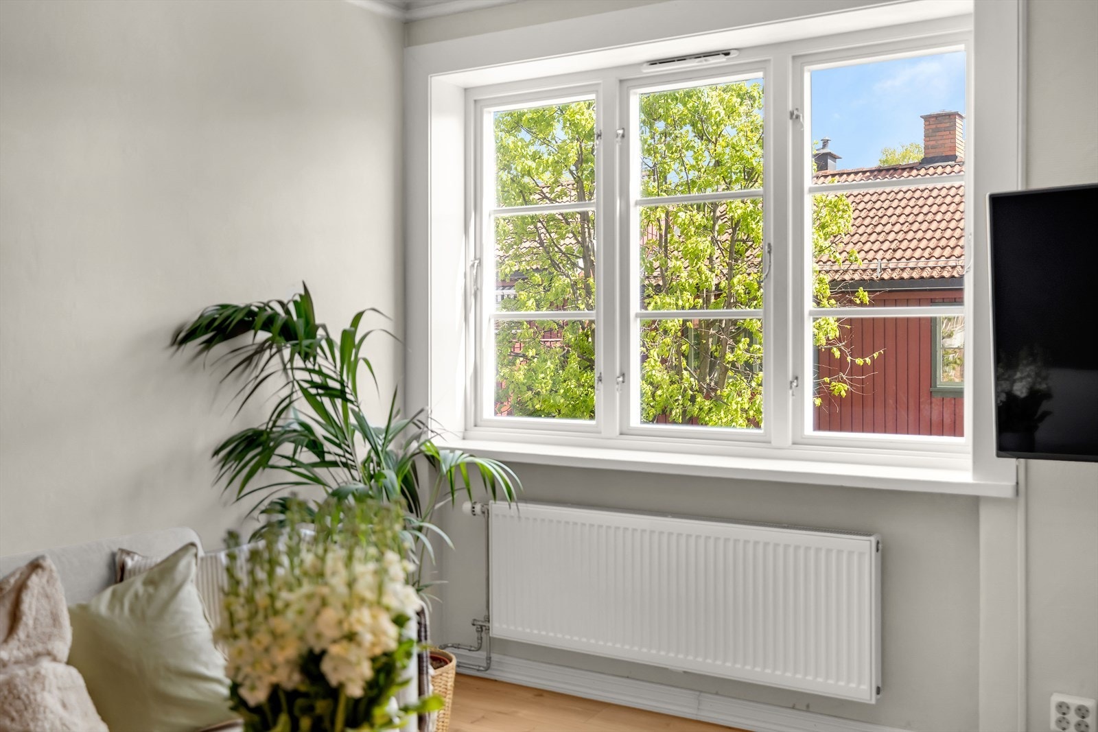 Vinduer med 2-lags glass i trerammer fra 2018 gir god isolasjon og funksjonalitet. Galleribilde