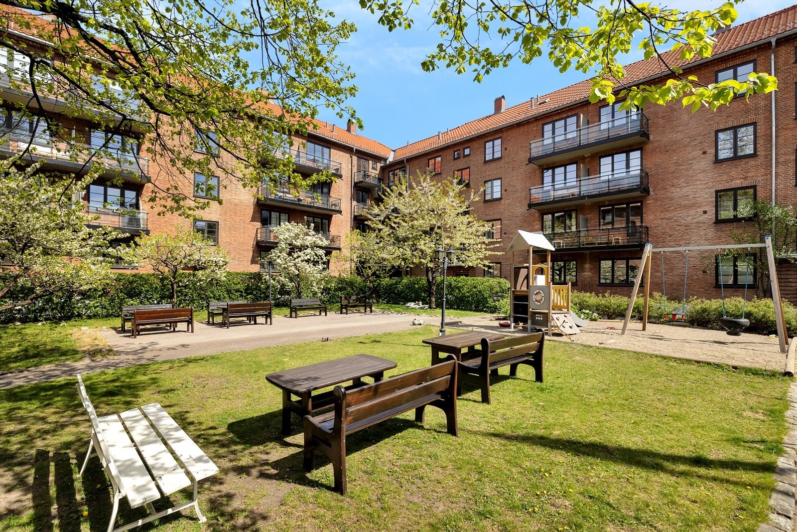 Godt vedlikeholdt felles hageområde med lekeplass og diverse beplatning. Galleribilde