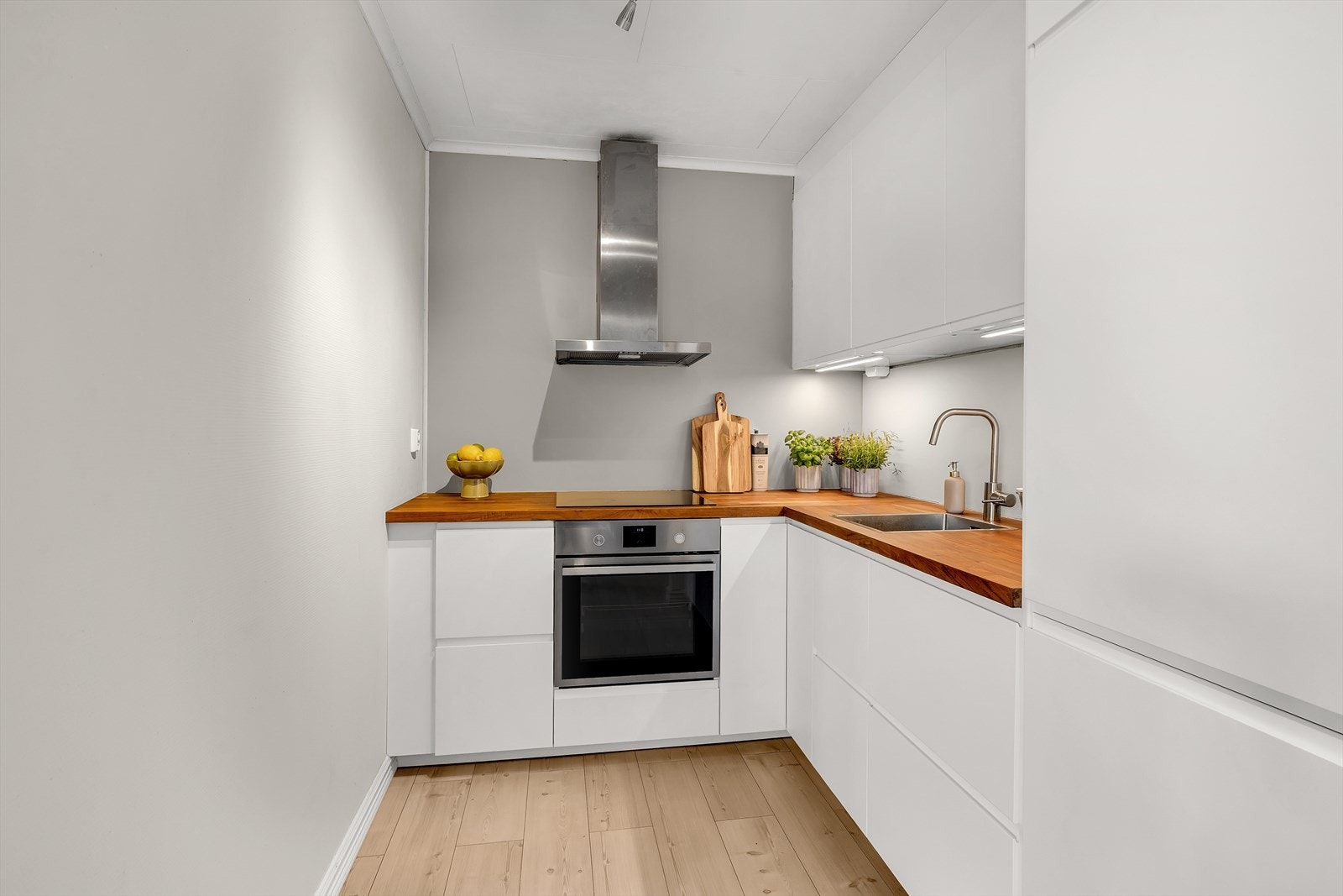 IKEA kjøkkeninnredning fra 2017 inkluderer glatte fronter og integrerte hvitevarer. Galleribilde