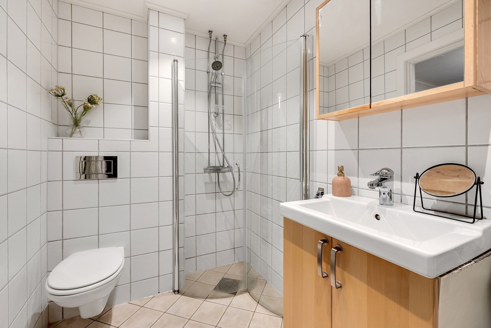 Badet ble bygget i 2008 og har flislagt gulv med gulvvarme og flislagte vegger. Himlingen består av malte plater med innfelte lys. Galleribilde