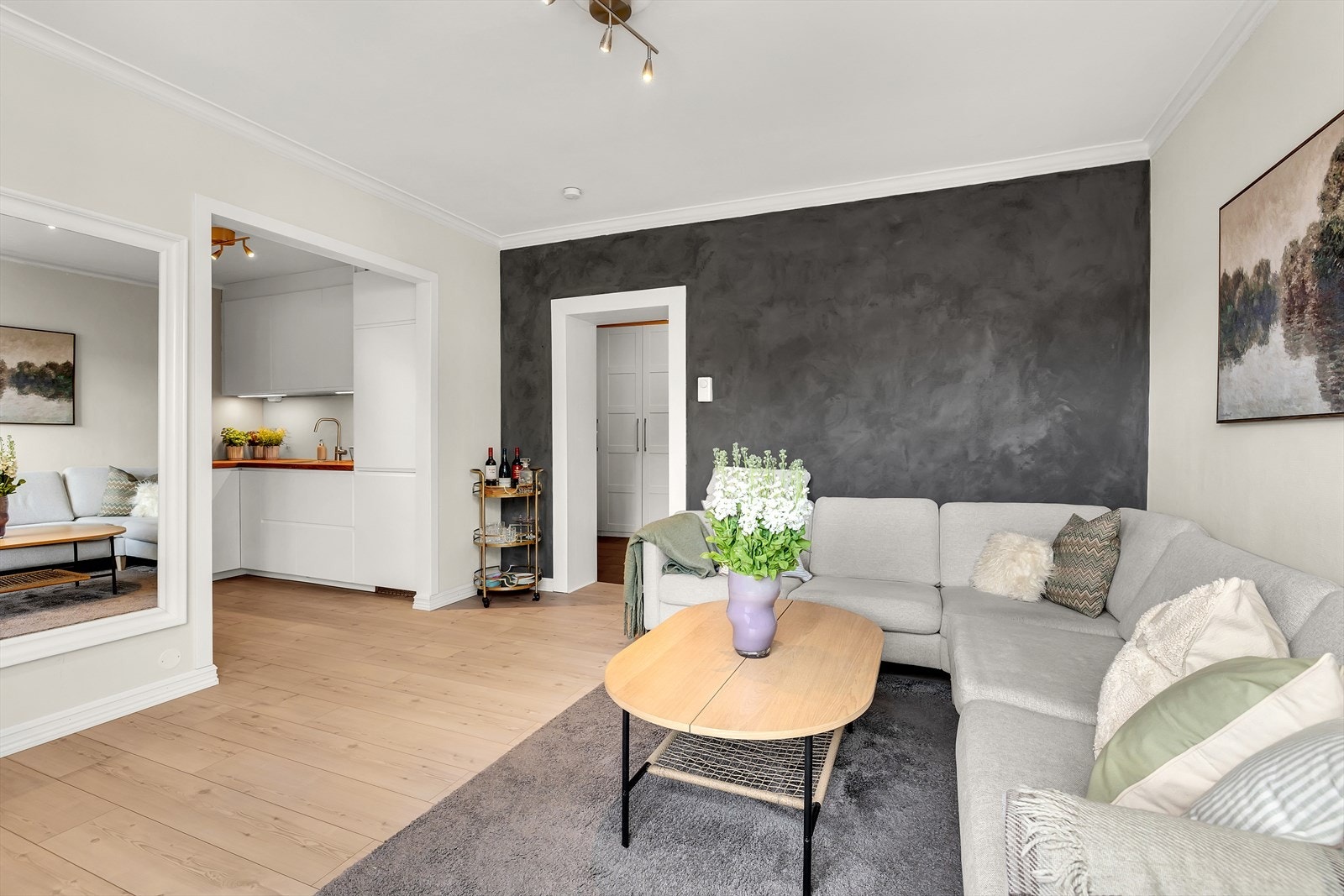 Plass til sofagruppe og annet møblement gir rommet fleksible innredningsmuligheter. Galleribilde
