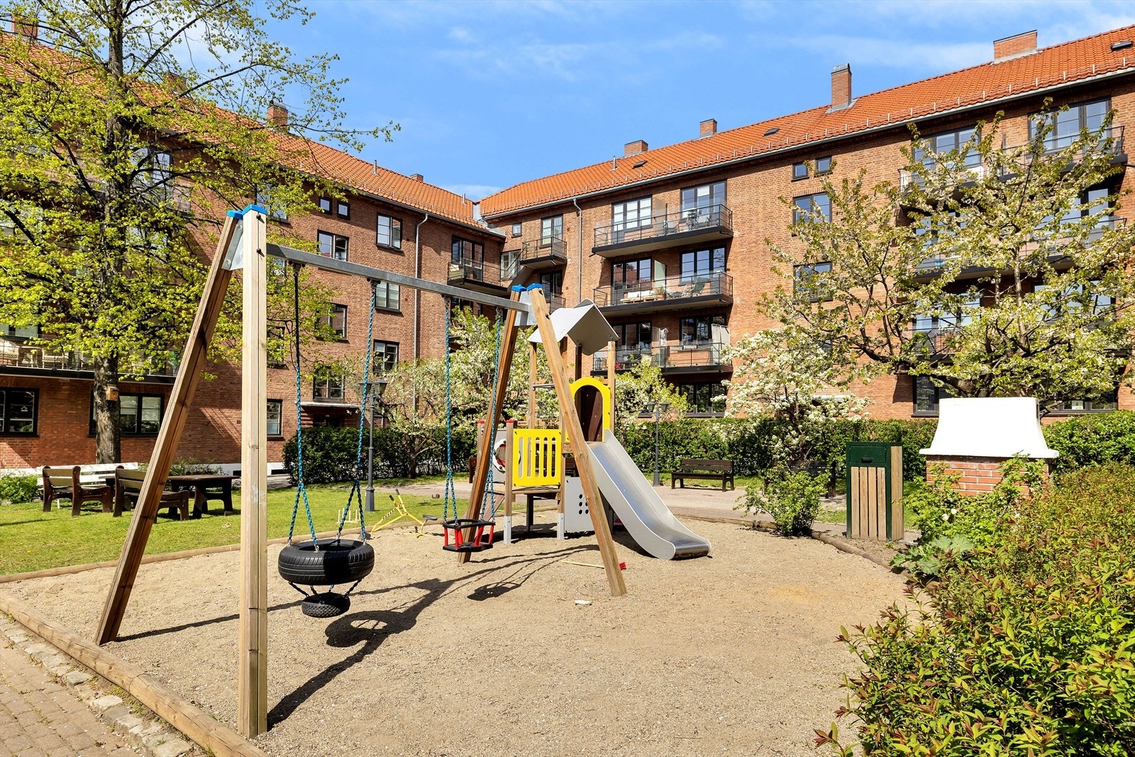 Felles uteområde med lekeplass og rekreasjonsmuligheter for beboerne. Galleribilde